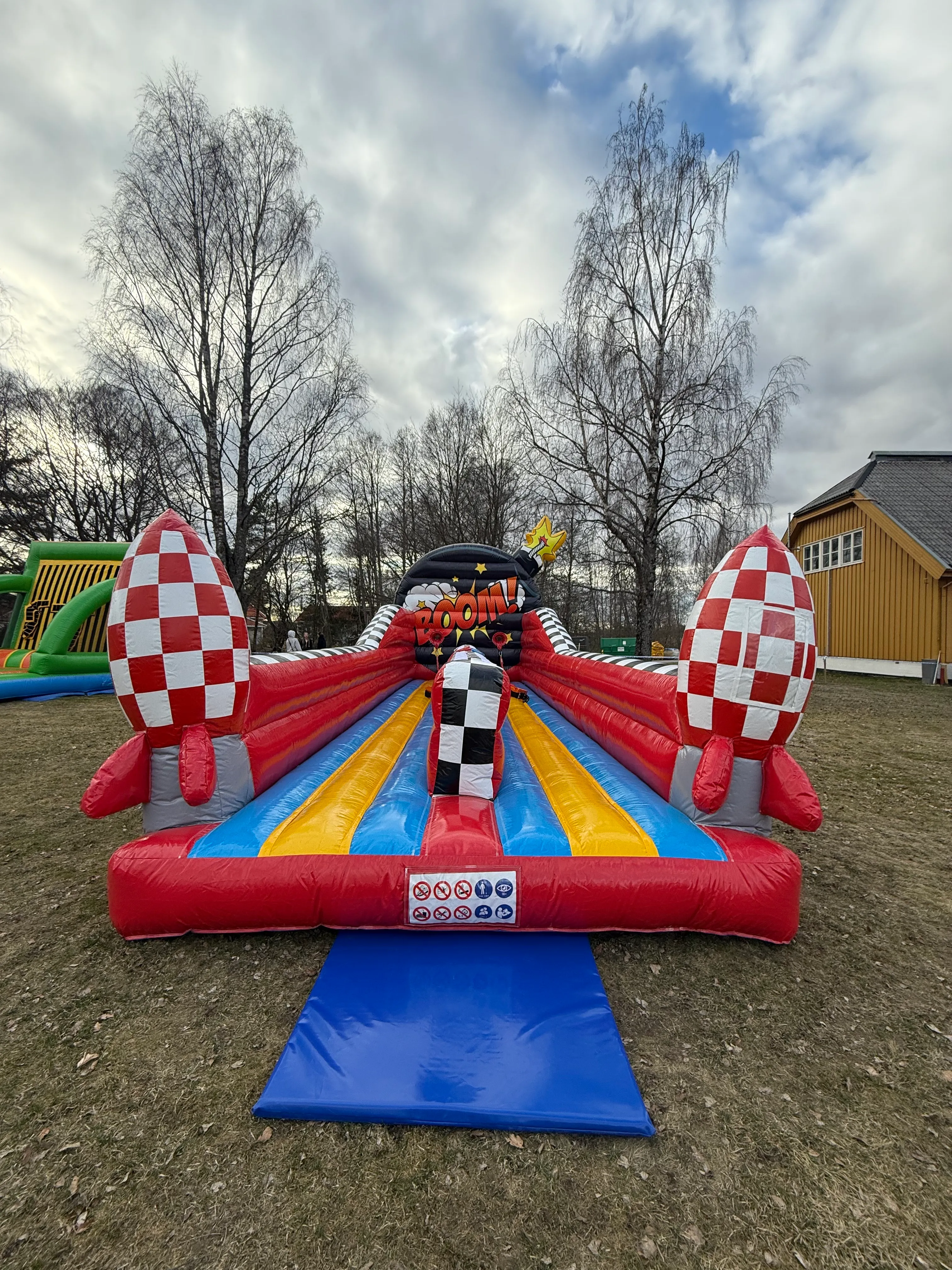 fargerikt hoppeslott med barn som leker