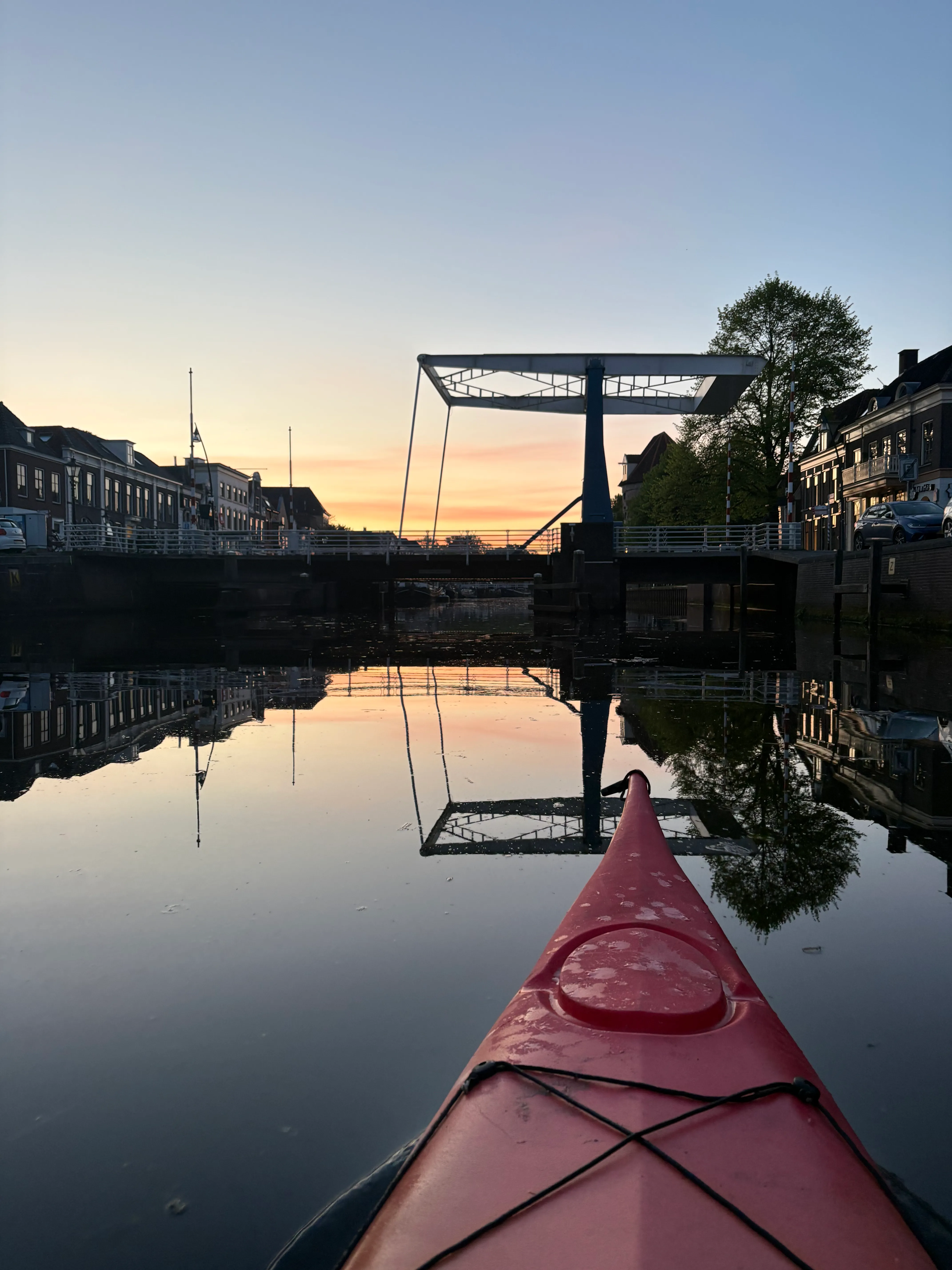 oude brug in Zwolle Overijssel vanaf het water in de kano