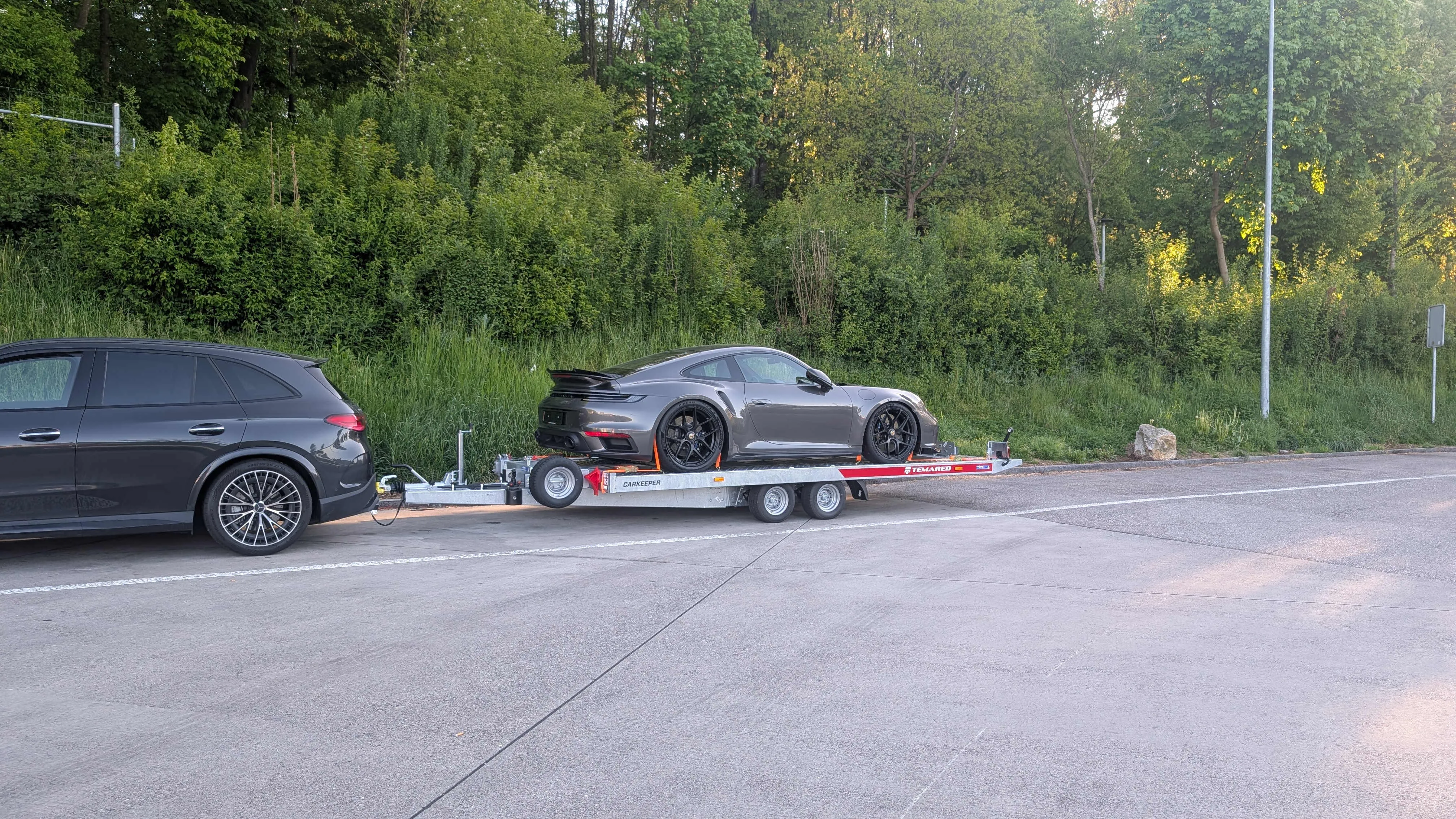 Porsche auf Anhänger
