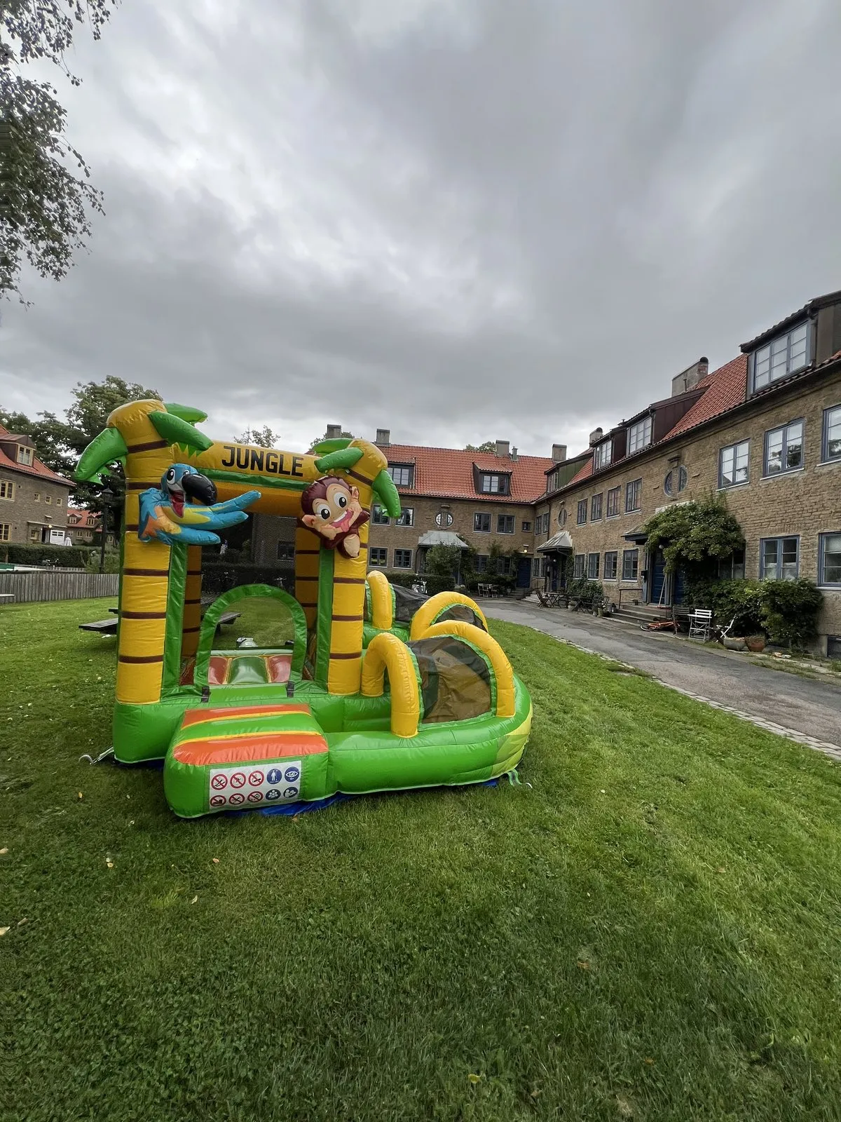 Hoppeslott på plen til barnefest