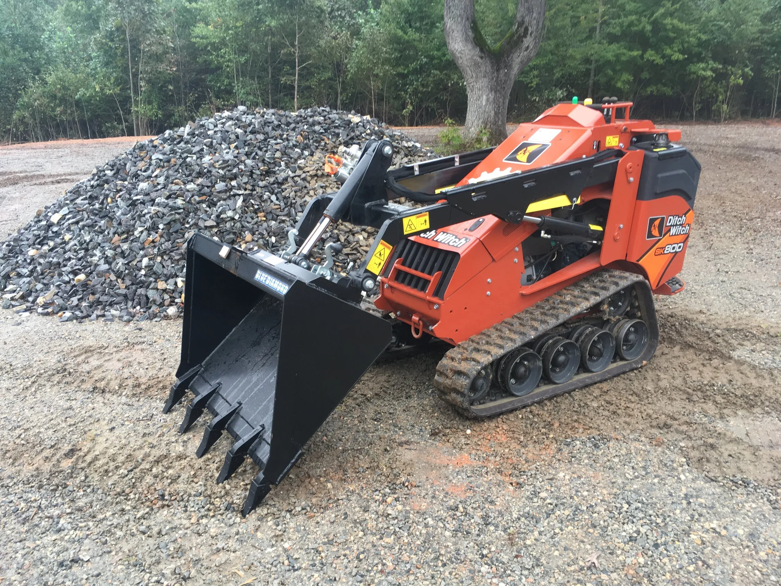 Track Mini Skid Steer w/ Tooth Bucket - 500 lb