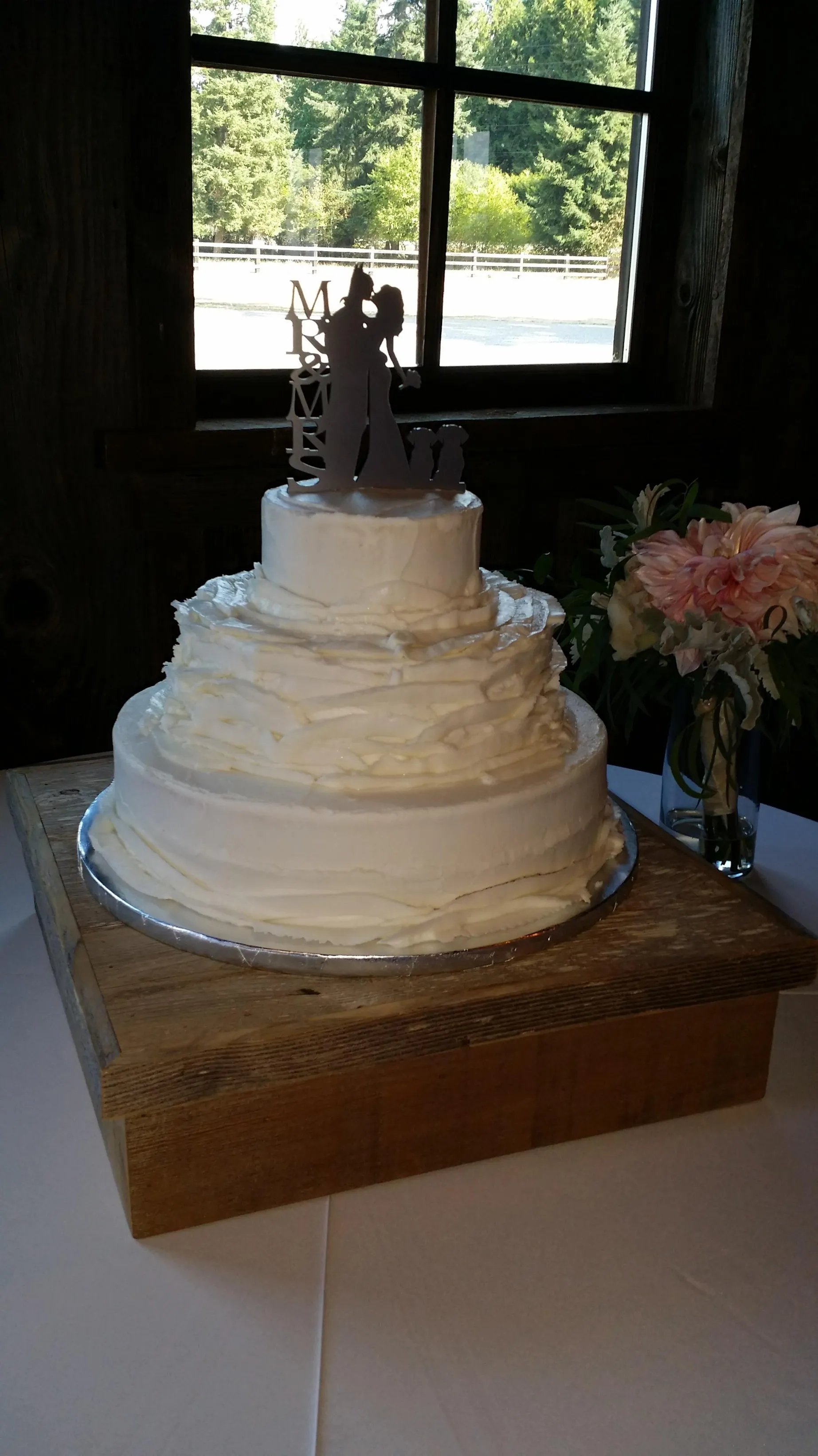 "Weslie" Riser/Cake Stand