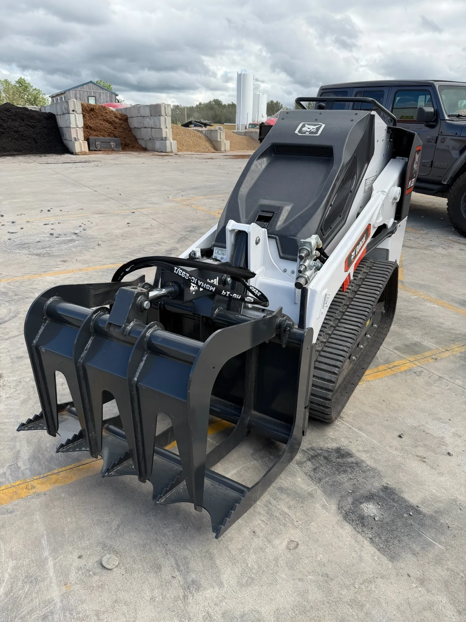 MT120 W/ Root Grapple Bucket