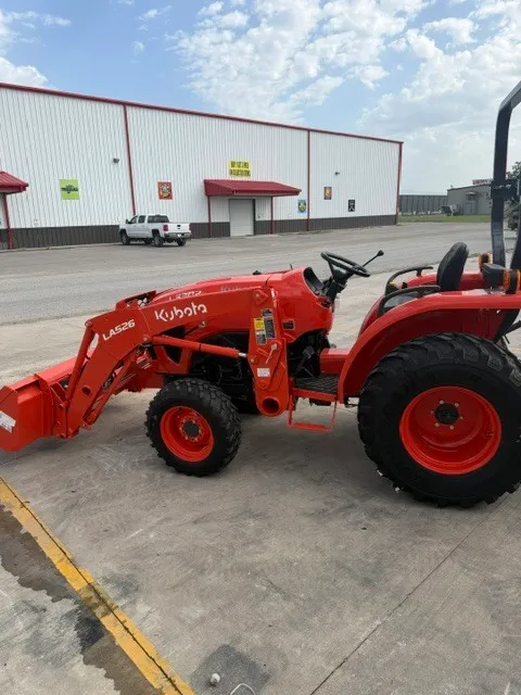 Kubota 33hp 4WD Tractor W/ Front End Loader
