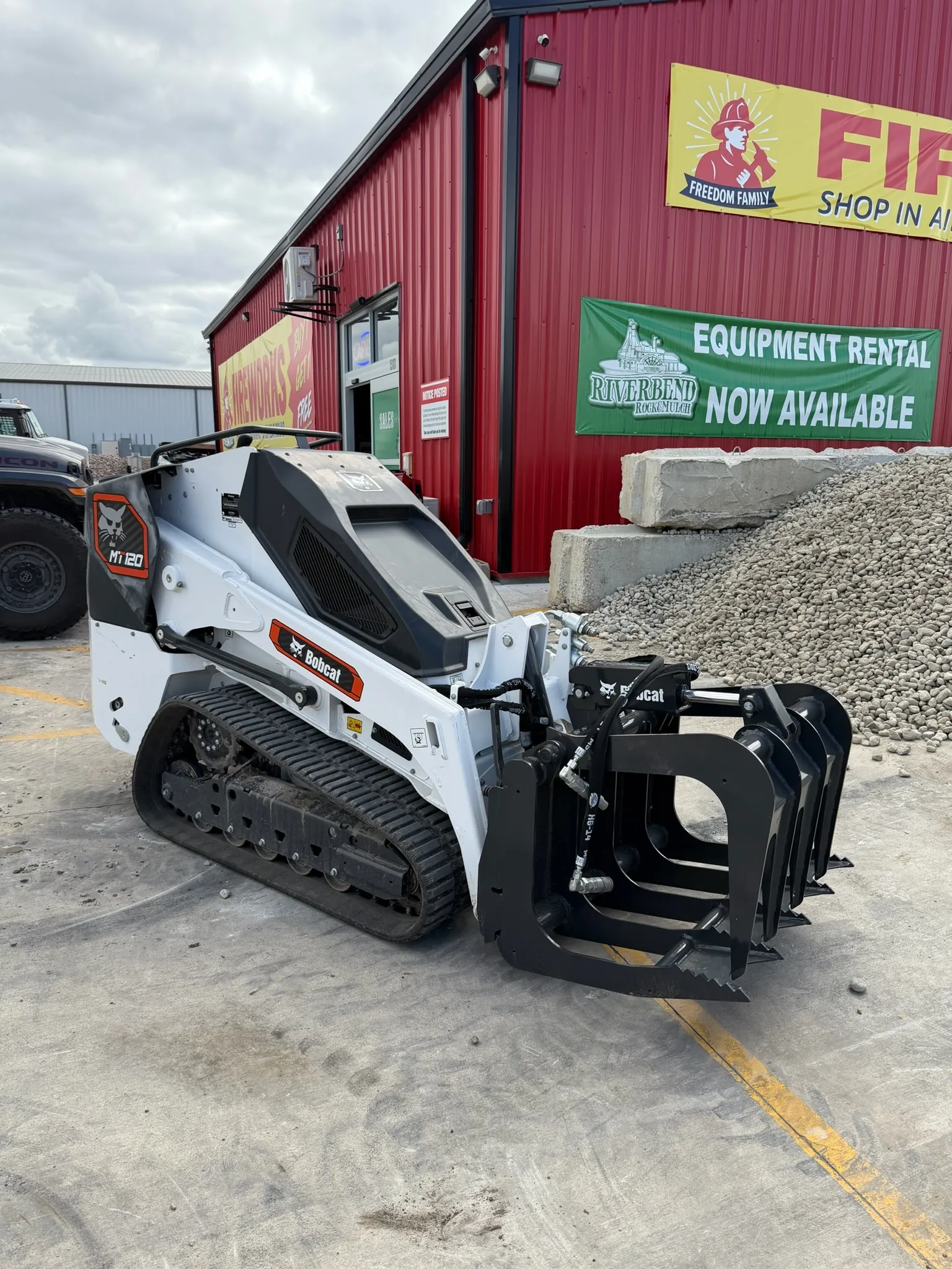 MT120 W/ Root Grapple Bucket