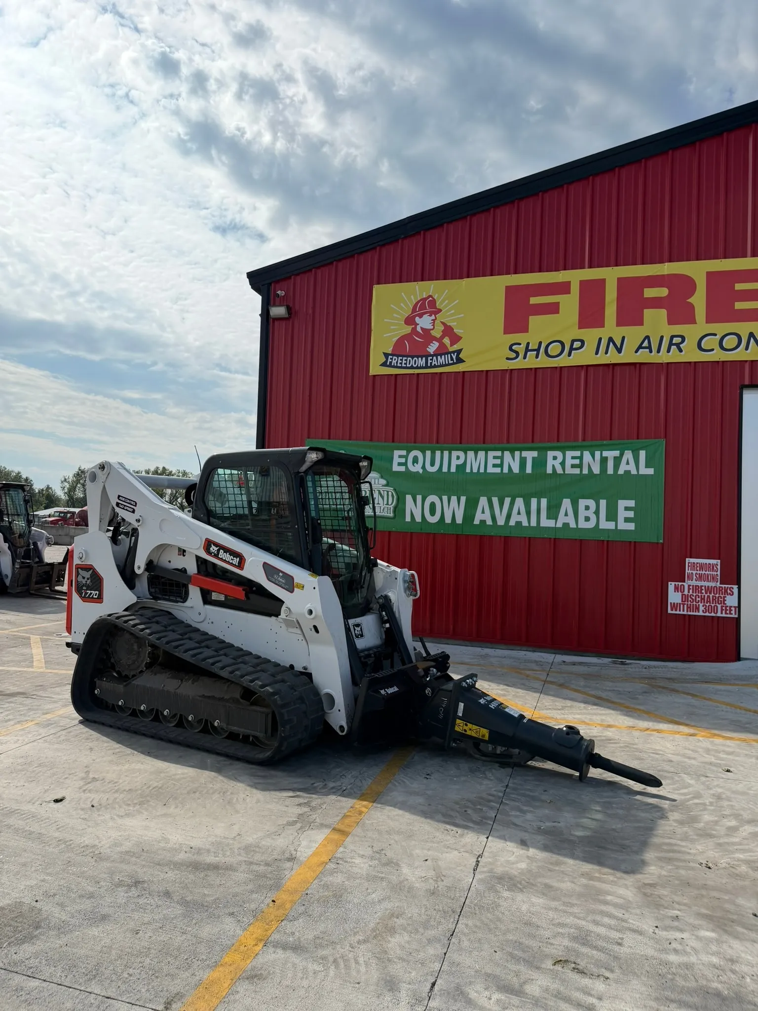 T770 W/ 750lb Breaker
