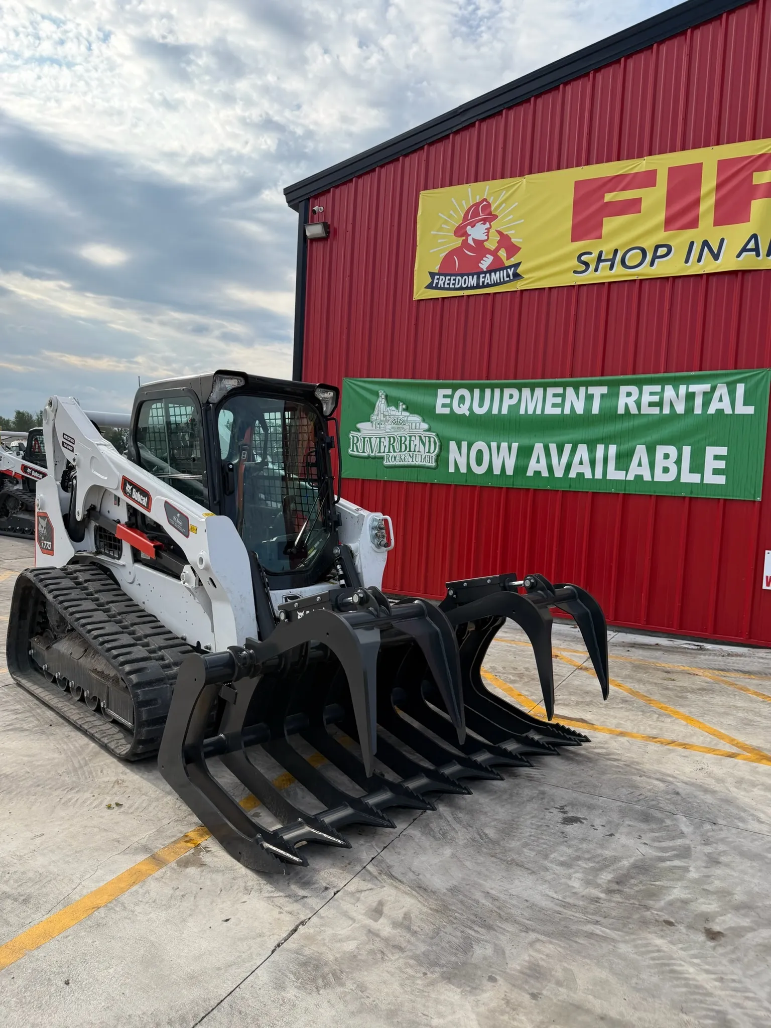 T770 W/ Root Grapple