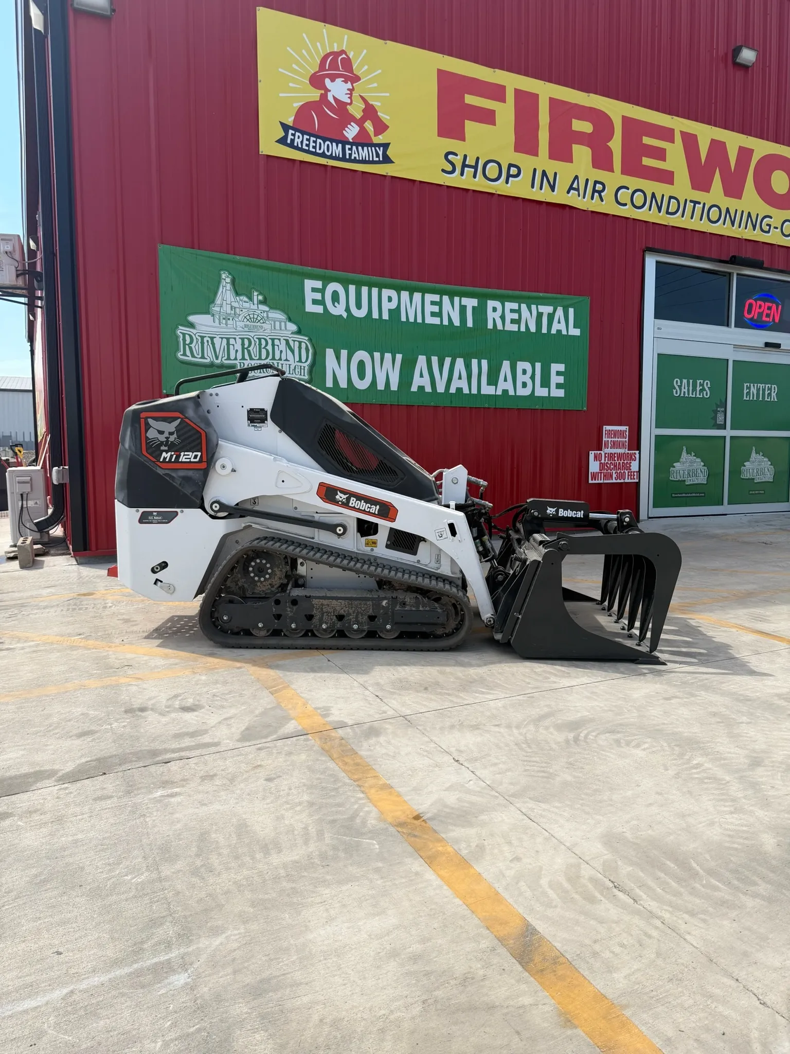 MT120 W/ Grapple Bucket