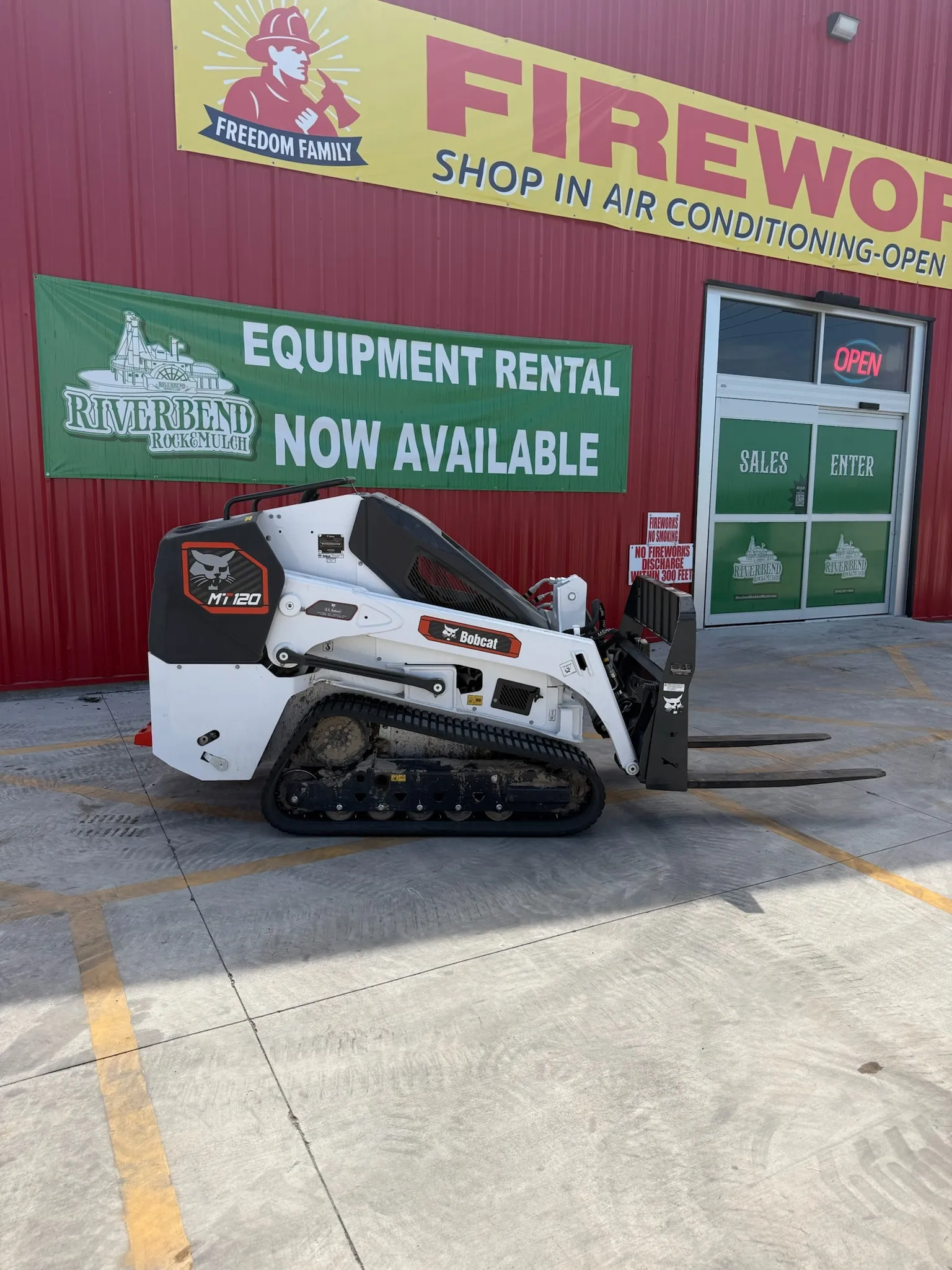 MT120 W/ Pallet Forks