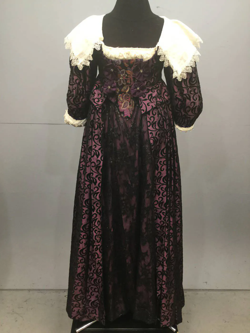 17th Century Cavalier Gown 09028162
