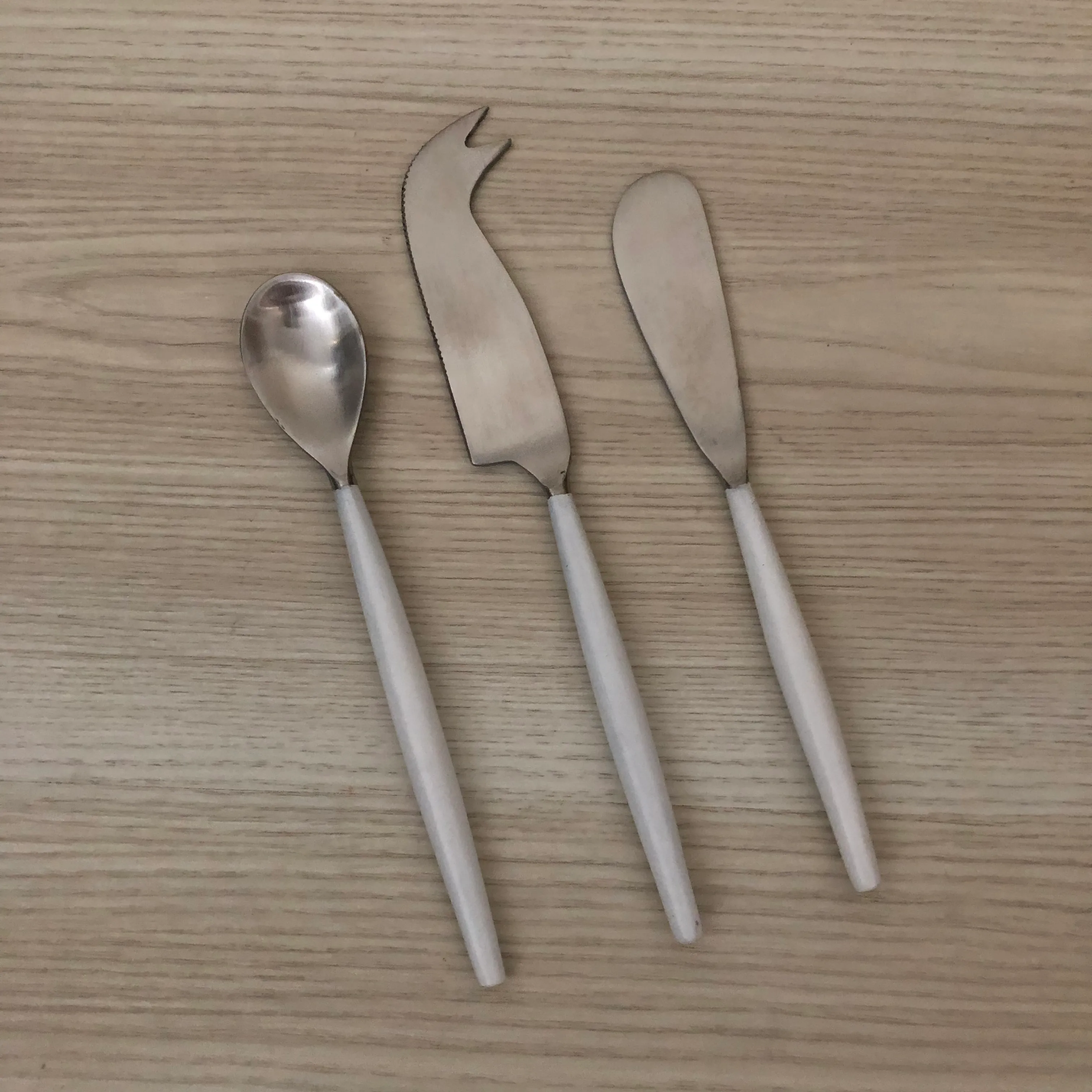 Avery Cheese Serving Set - Silver & White