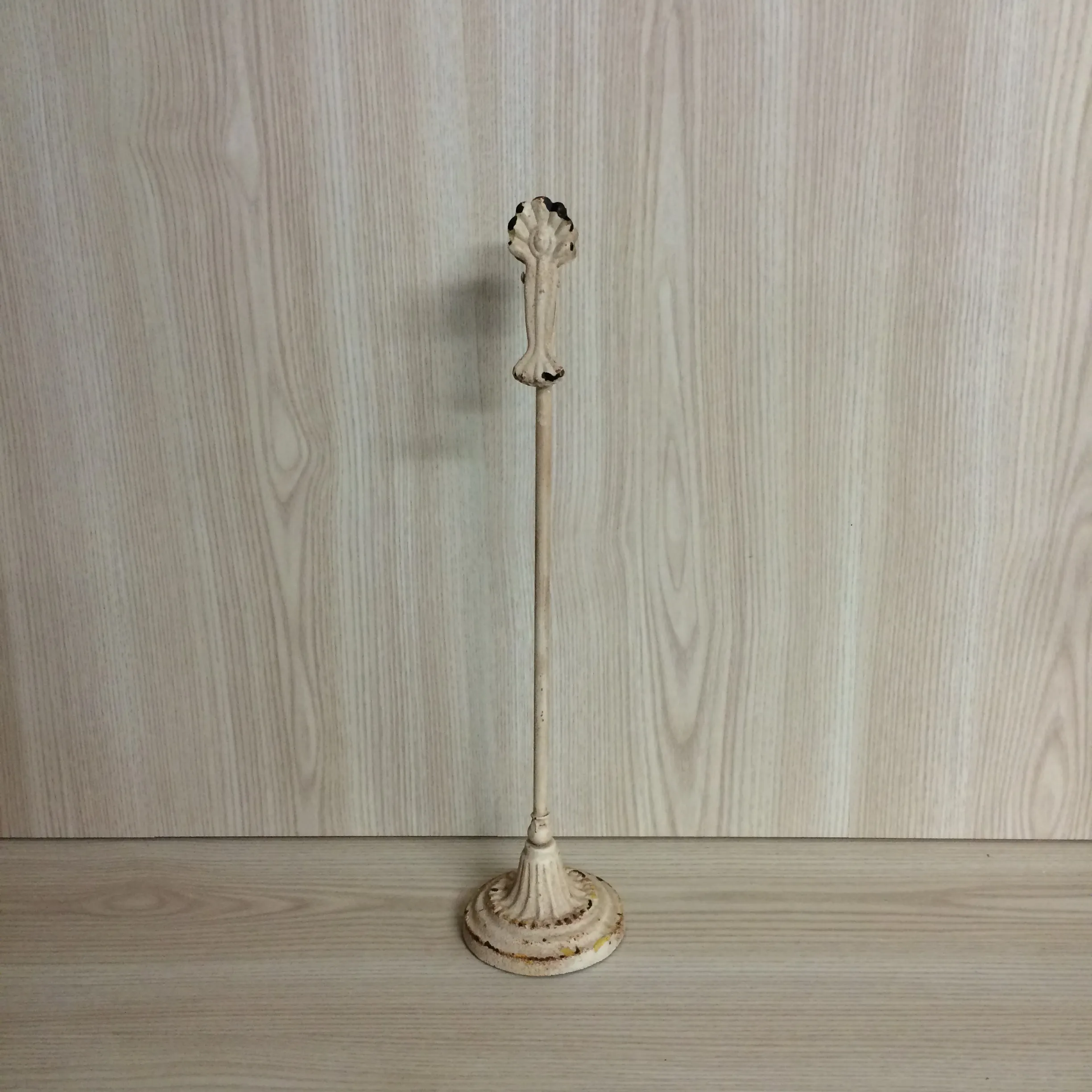 Distressed Pedestal Clip - Cream