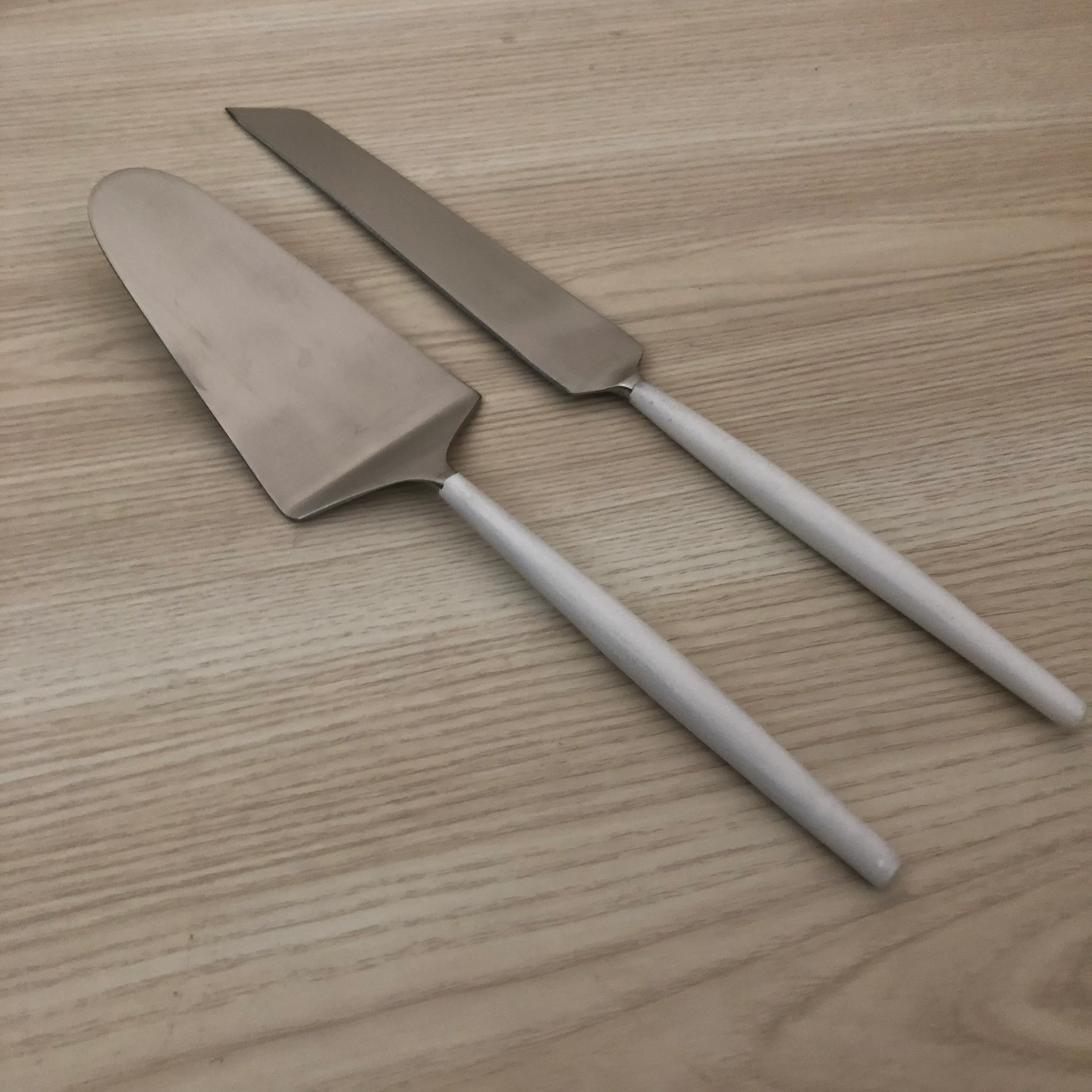 Avery Cake Server Set - Silver & White