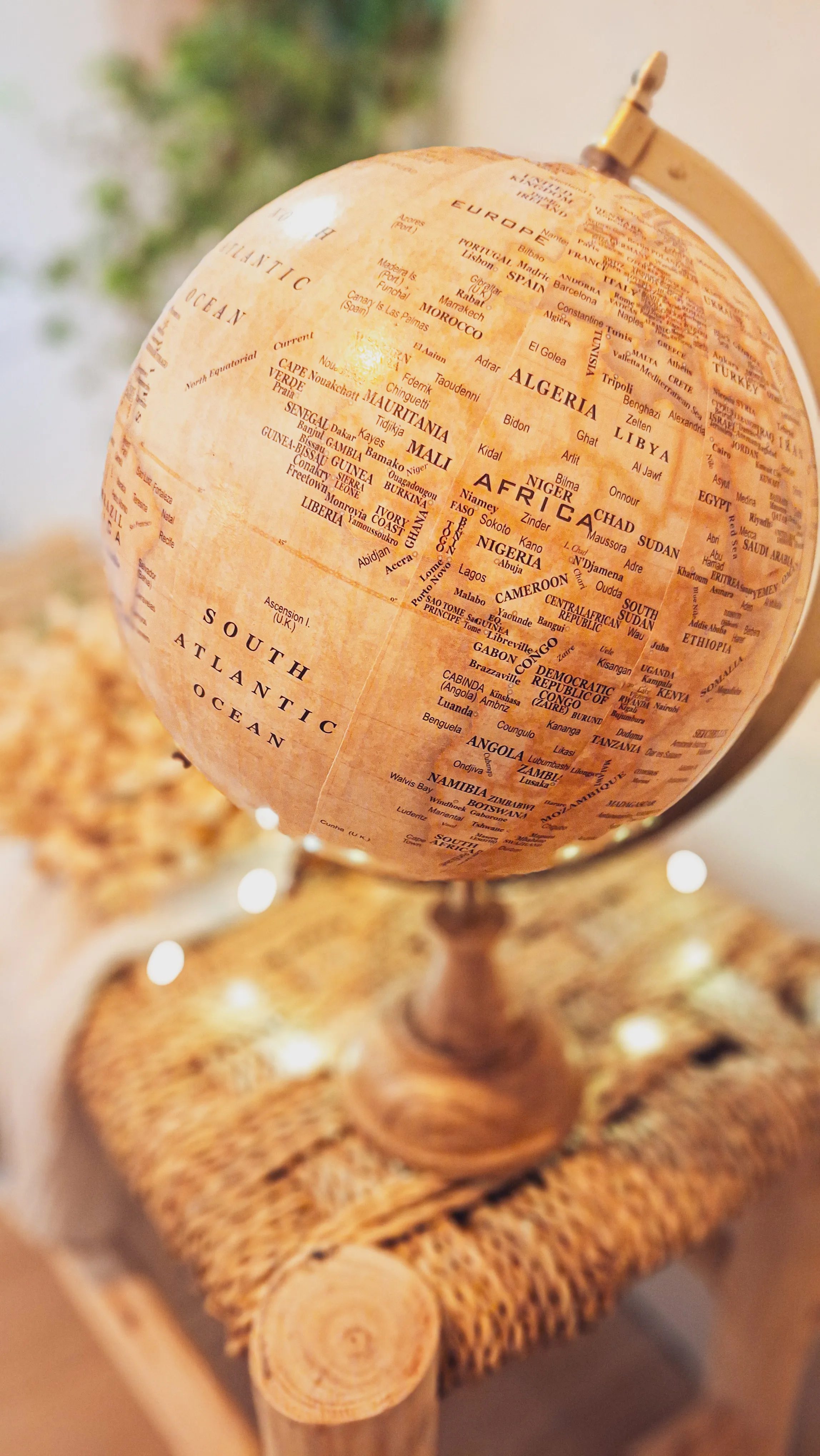 Globe terrestre carte du monde beige