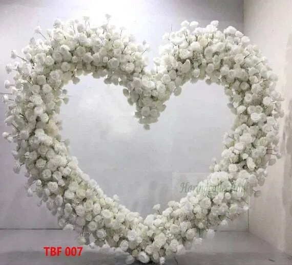 Arche en cœur avec fleur artificielle blanche