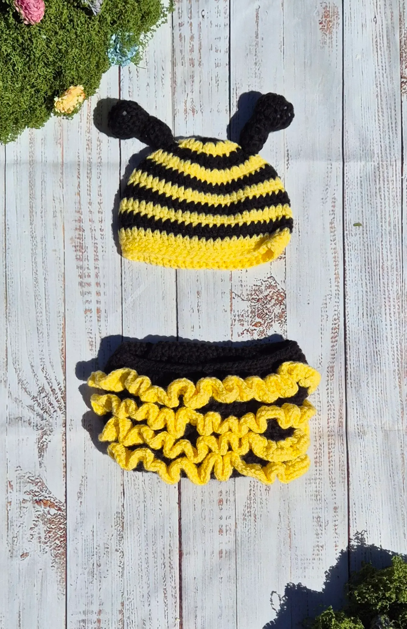 Bee with frilly bottom