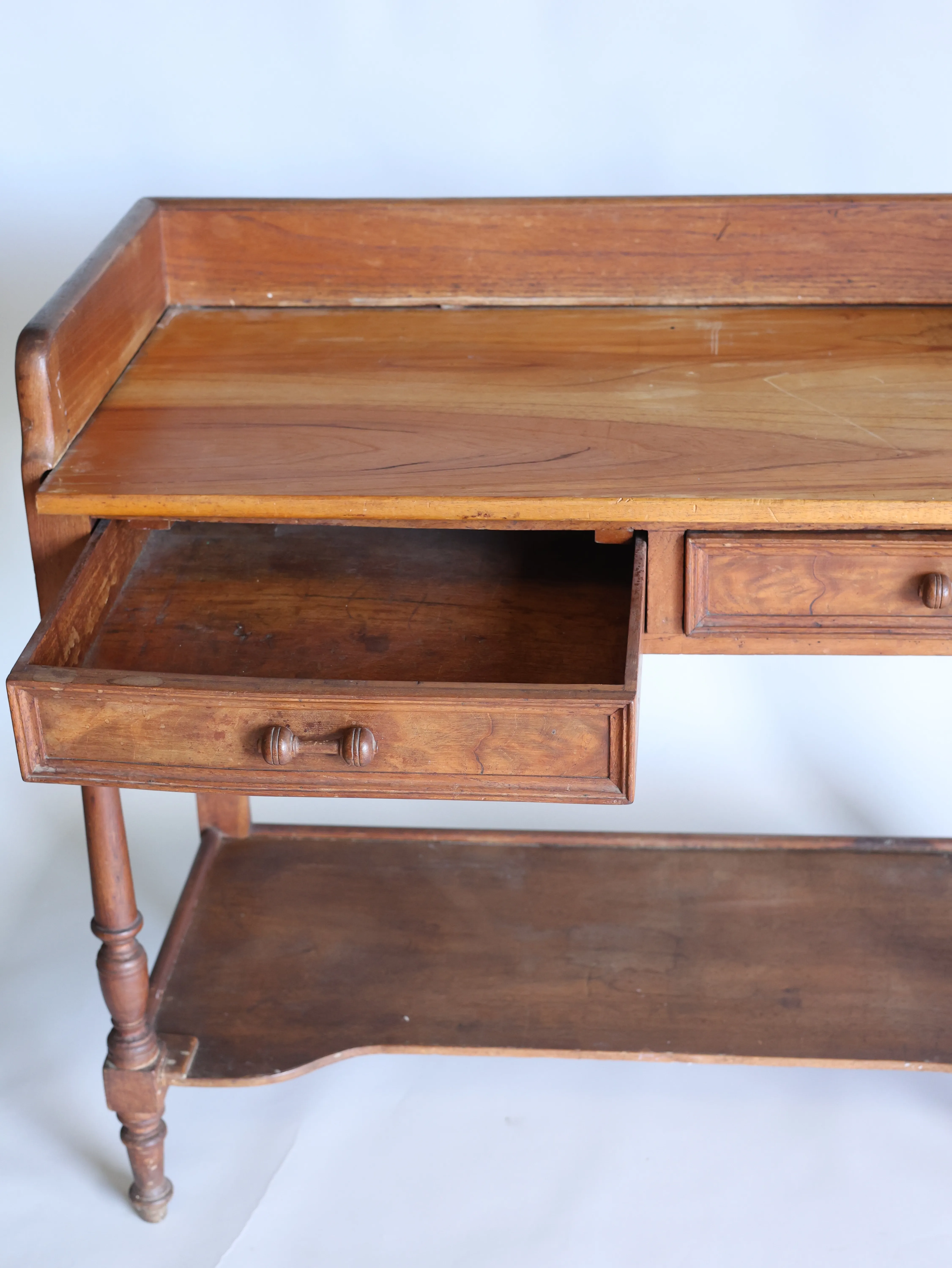 Marco Antonio wooden desk