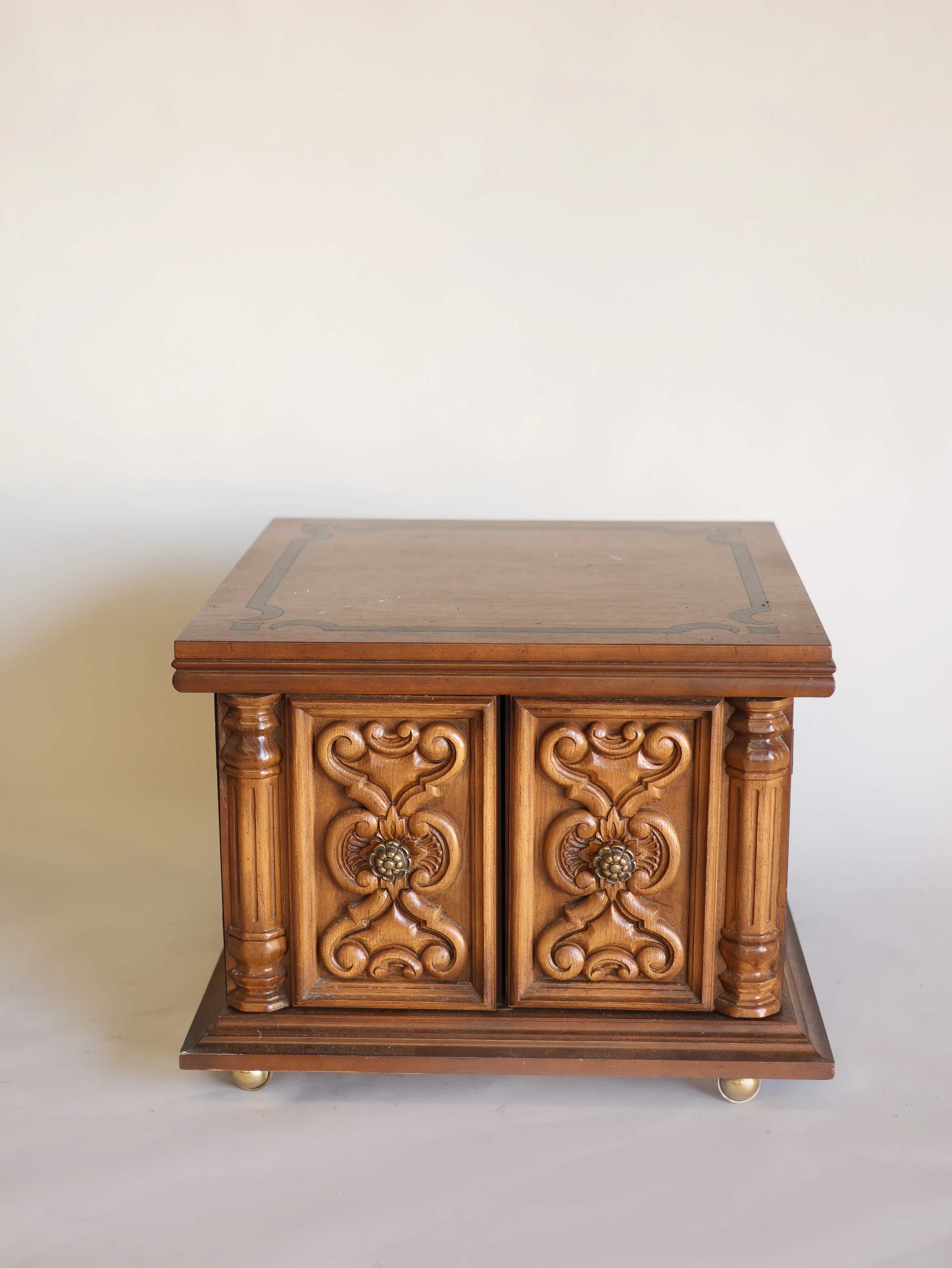 Antique gothic style table wheels