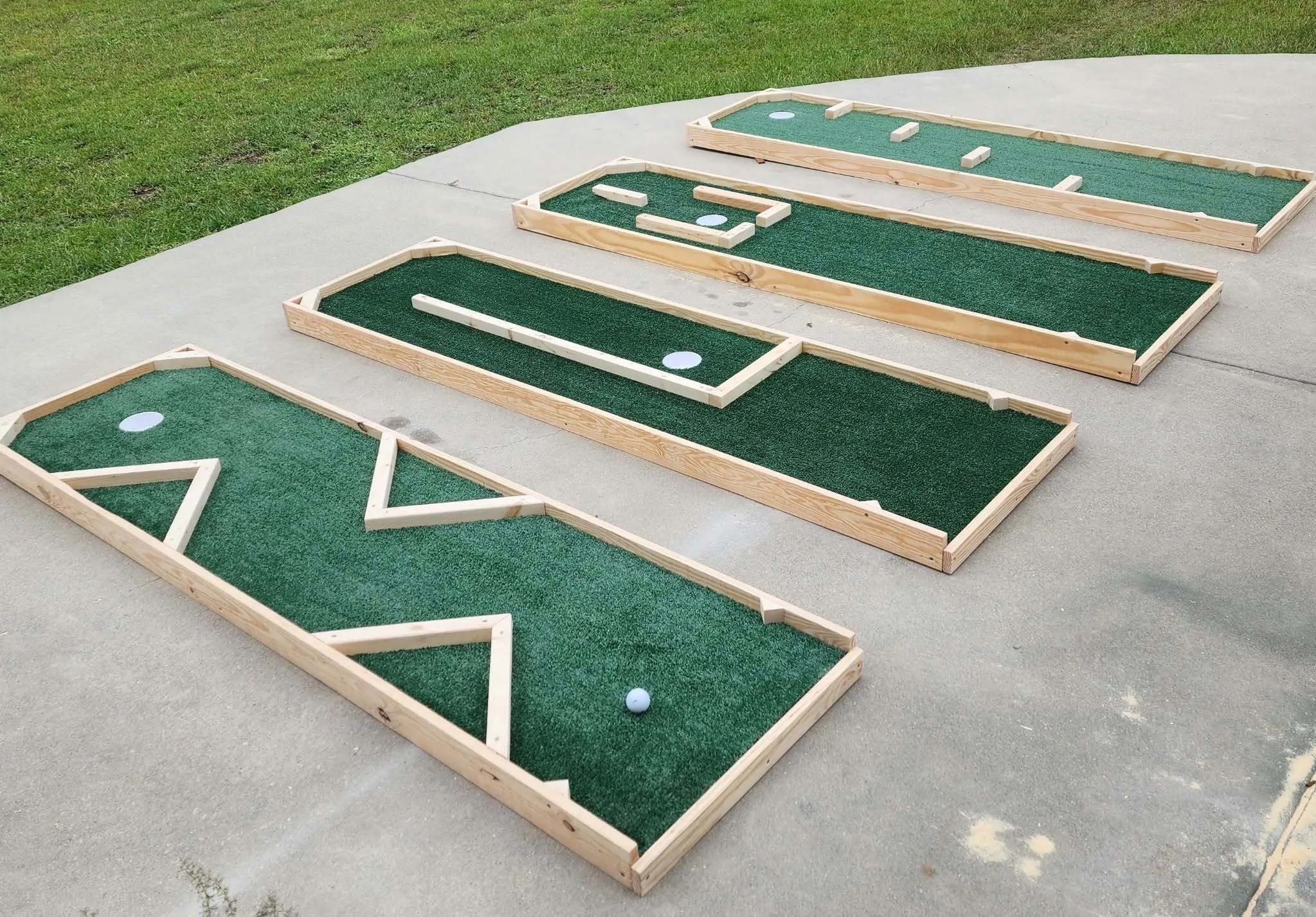 ⛳ PORTABLE PUTT PUTT – 4-HOLE COURSE