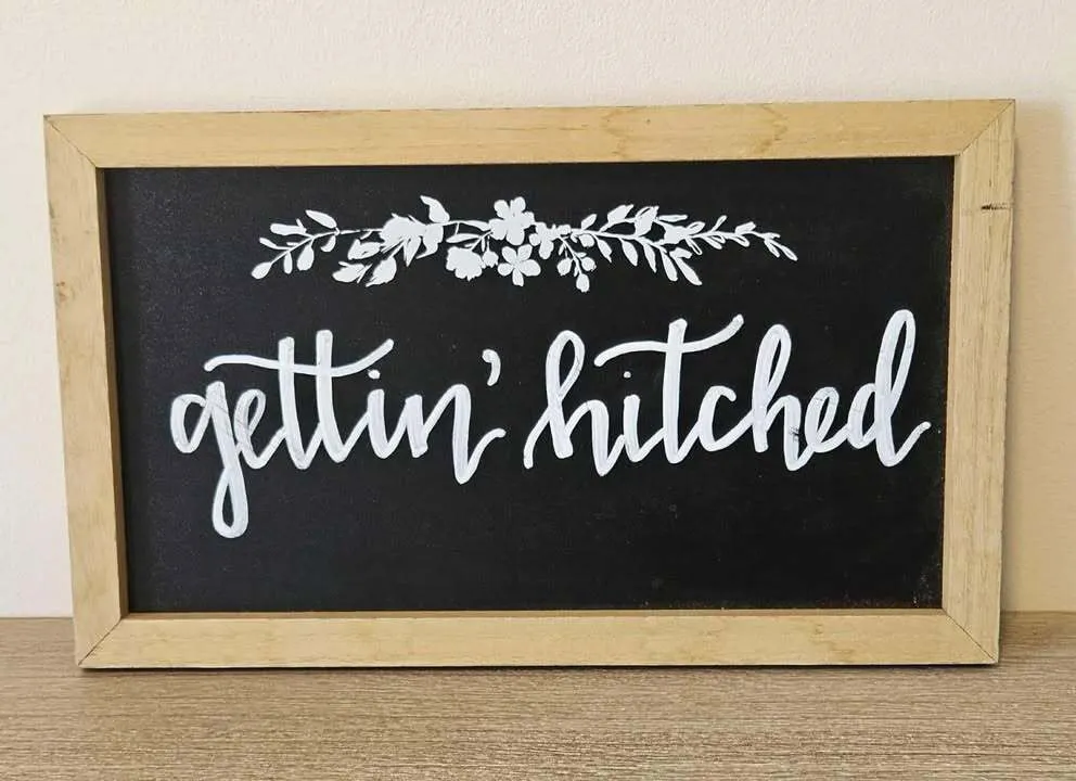 Gettin' Hitched Sign - 12.4'' x 7.5''