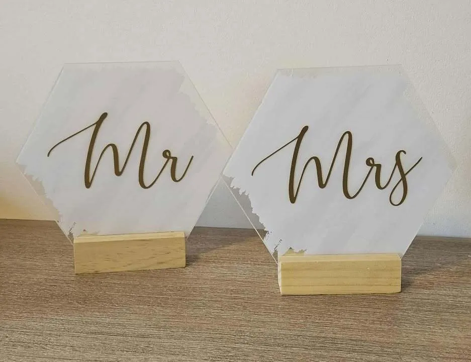 Mr. and Mrs. - Table Signs 
