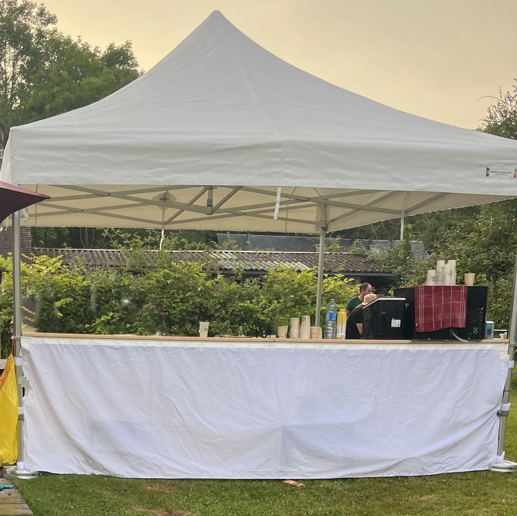 Barnum 4x4m avec 1 comptoir buvette