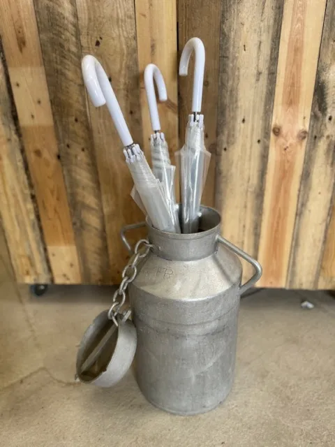 Pot à lait + 10 parapluies 