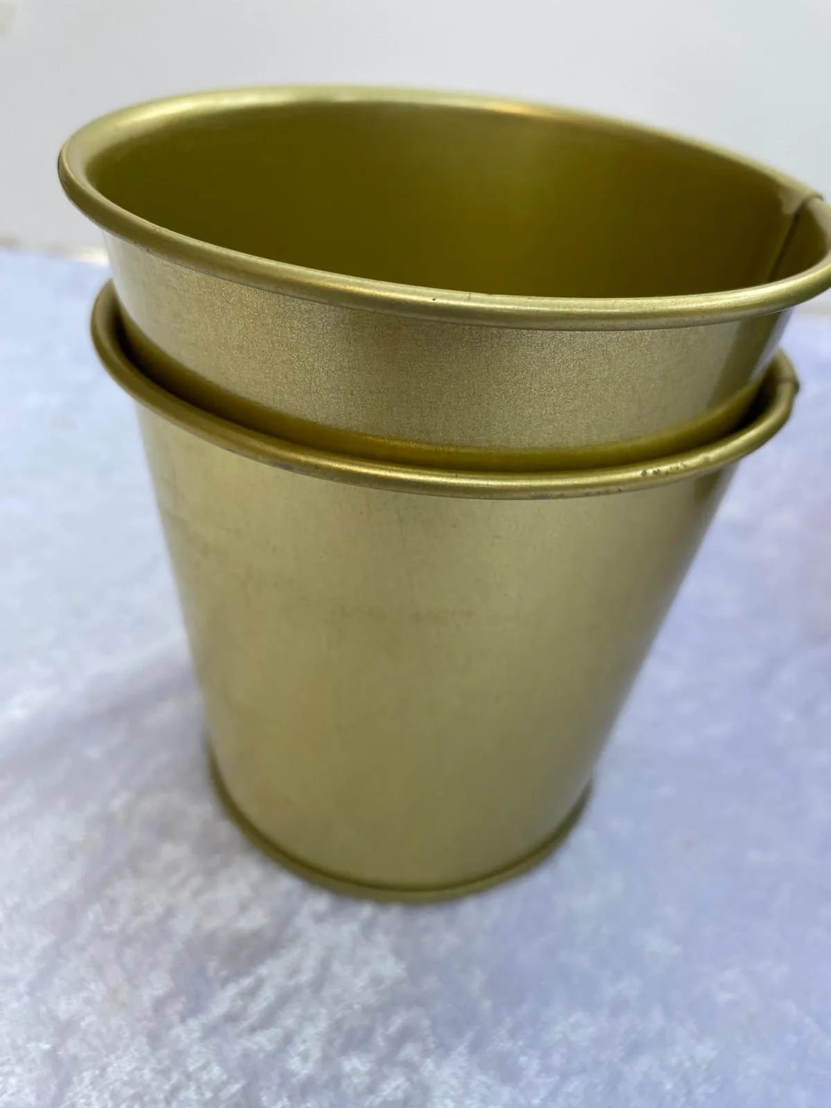 כלי לעציץ זהב