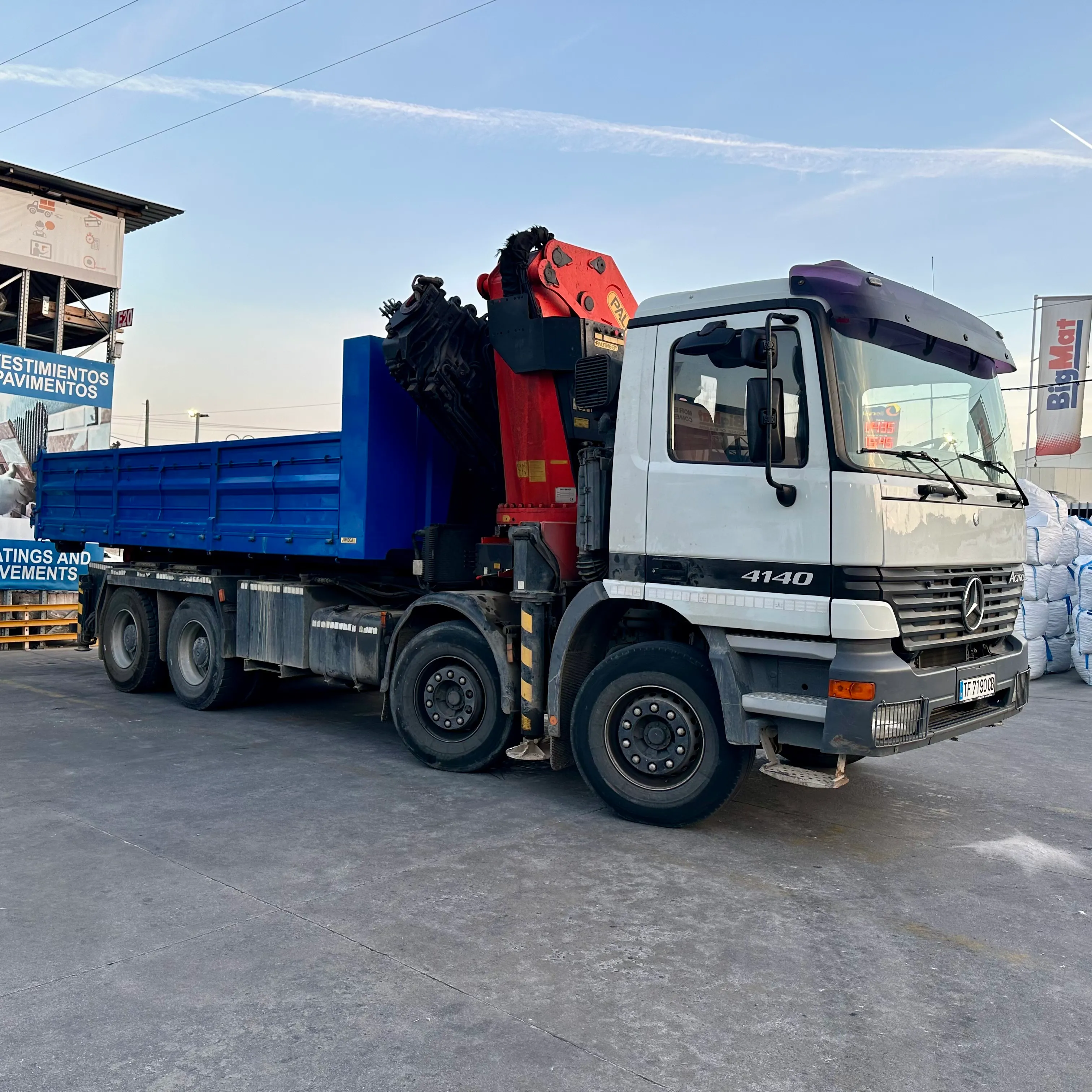 Servicios de camión grúa / Veo-ja tõsteteenused kraana-autoga 