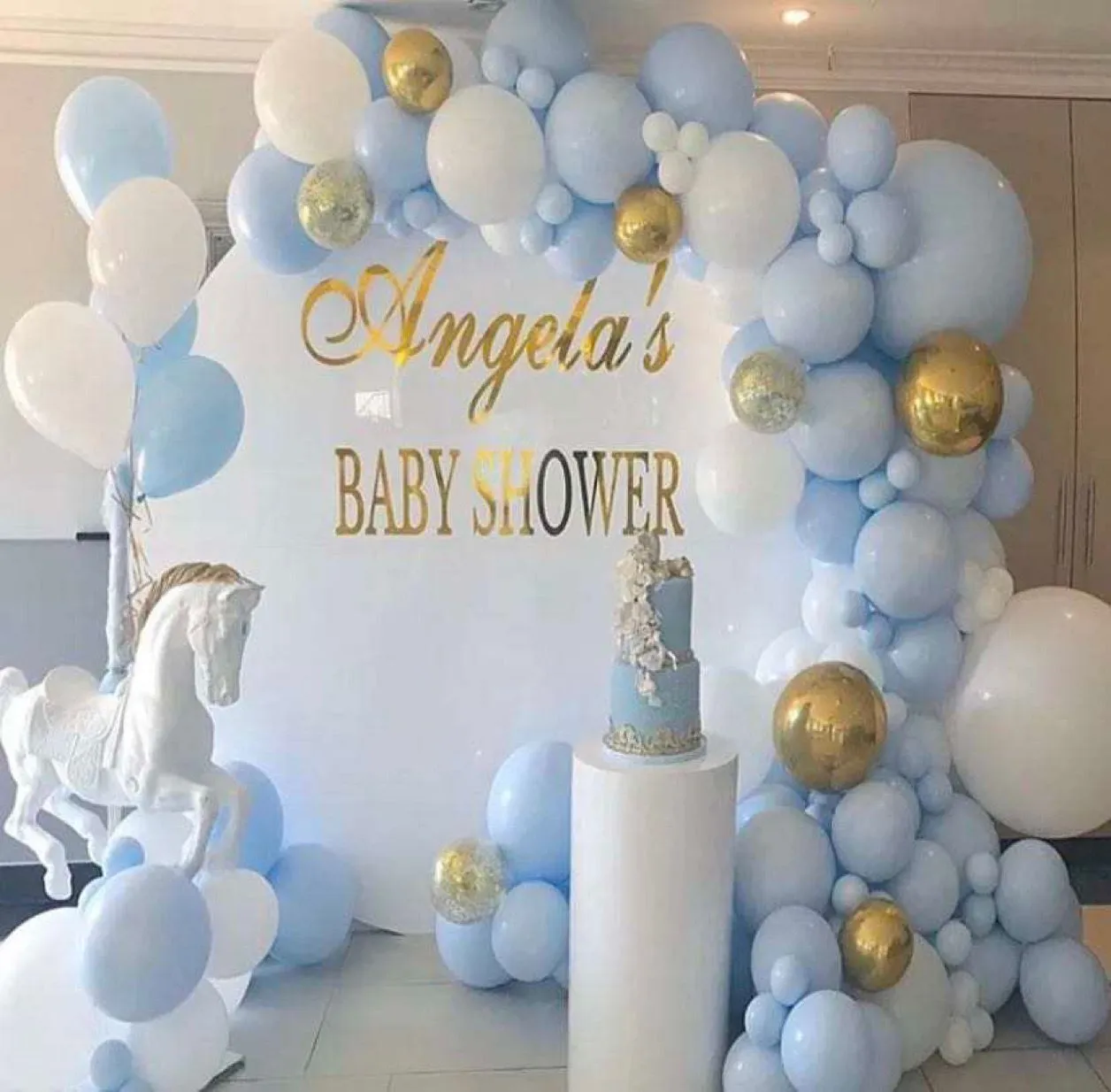 Arche de ballons bleue bébé, or, blanc
