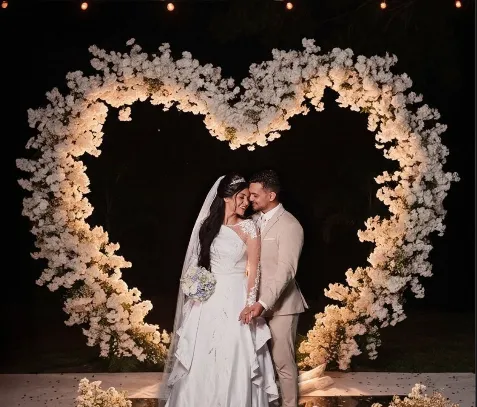 Gazebo floral artificial hiper realista en forma de Corazon 