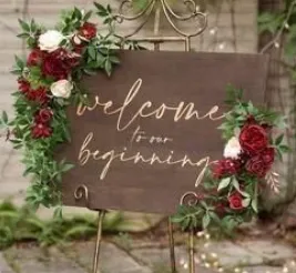 Rótulo en madera frase: "Welcome to our beginning "