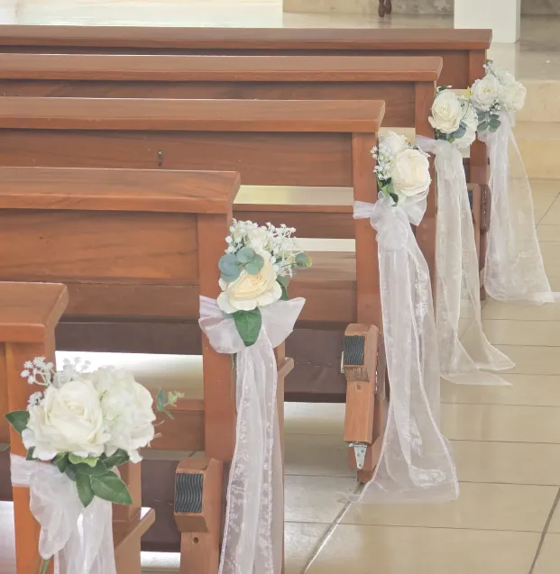 Ramillete de Rosas y follaje artificial para banca de iglesia 