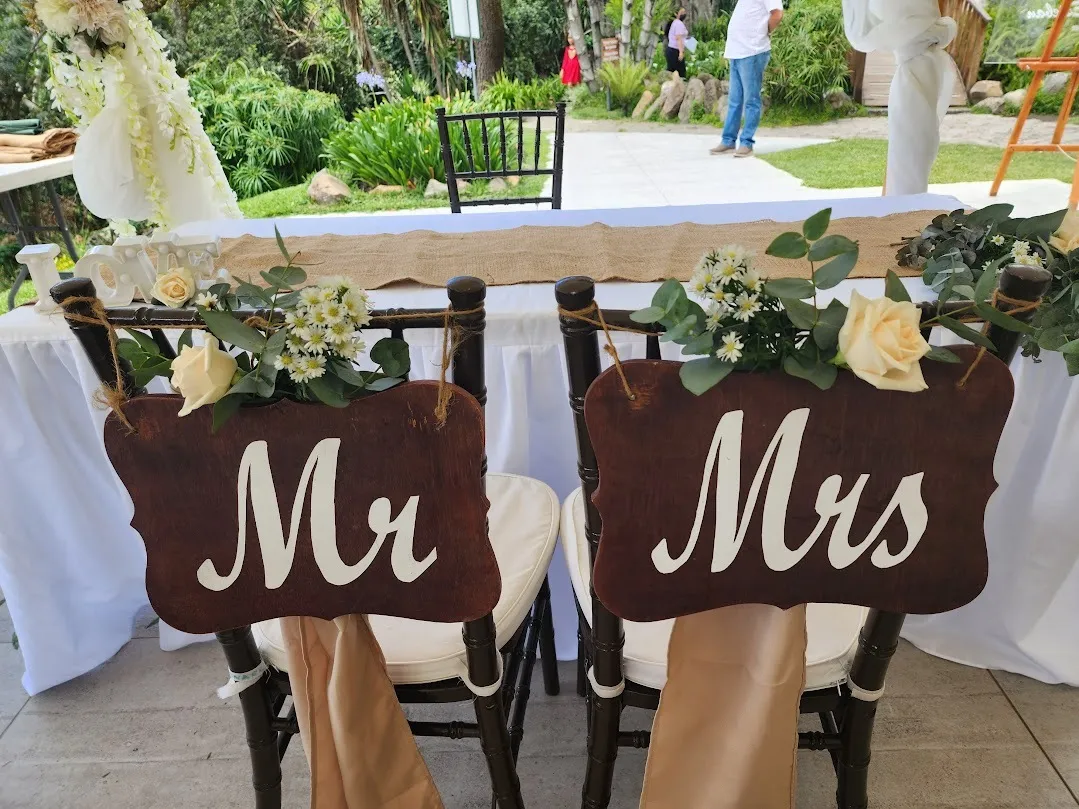 Letras Mr & Mrs para decorar sillas de novios