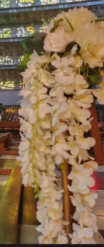 Top floral hiper realista en pedestal