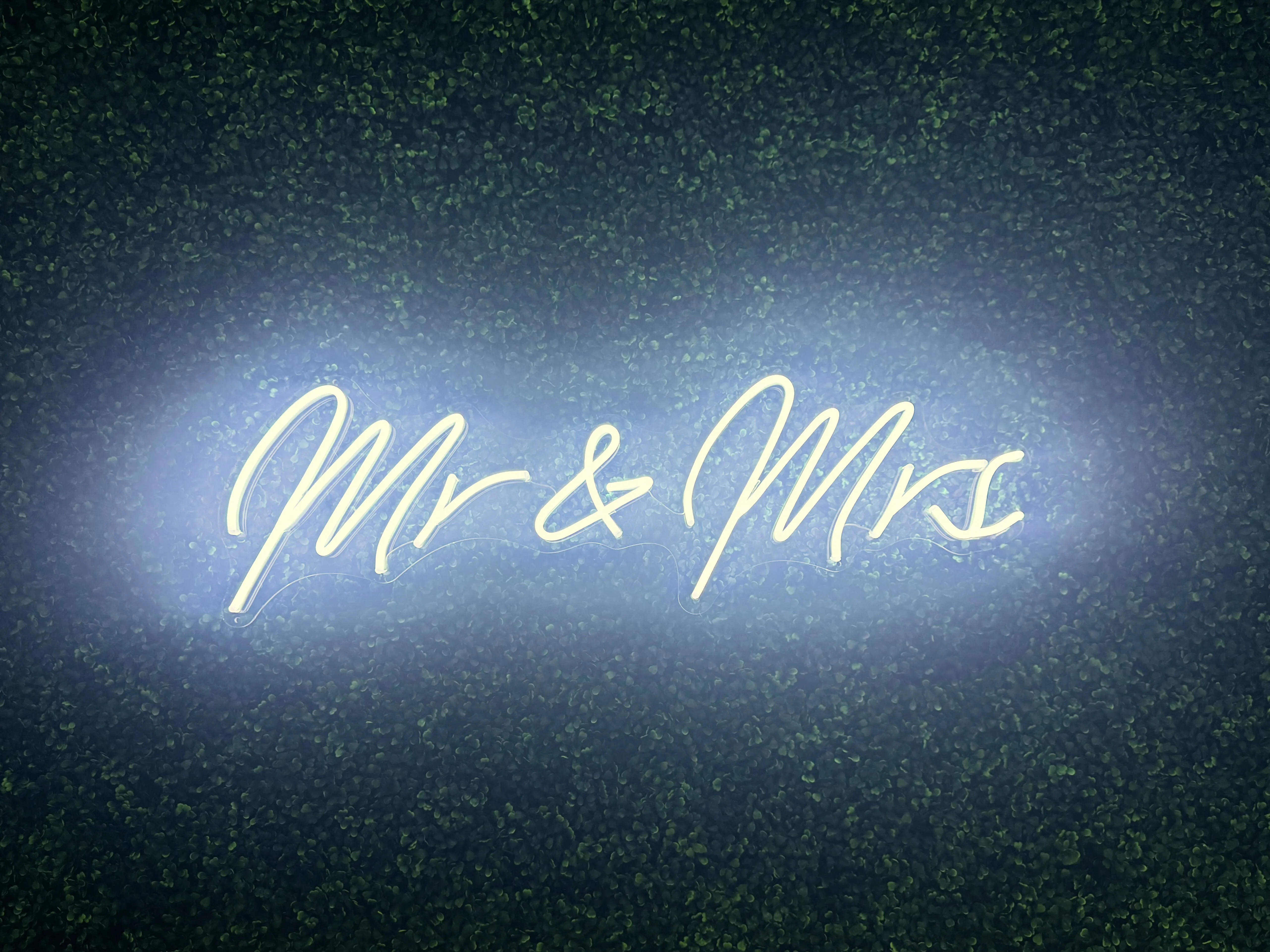 "Mr & Mrs" Neon Sign