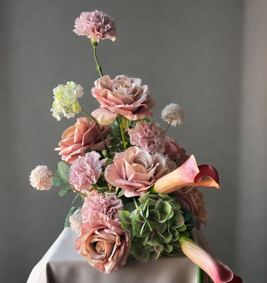 Arrangement floral rose poudré