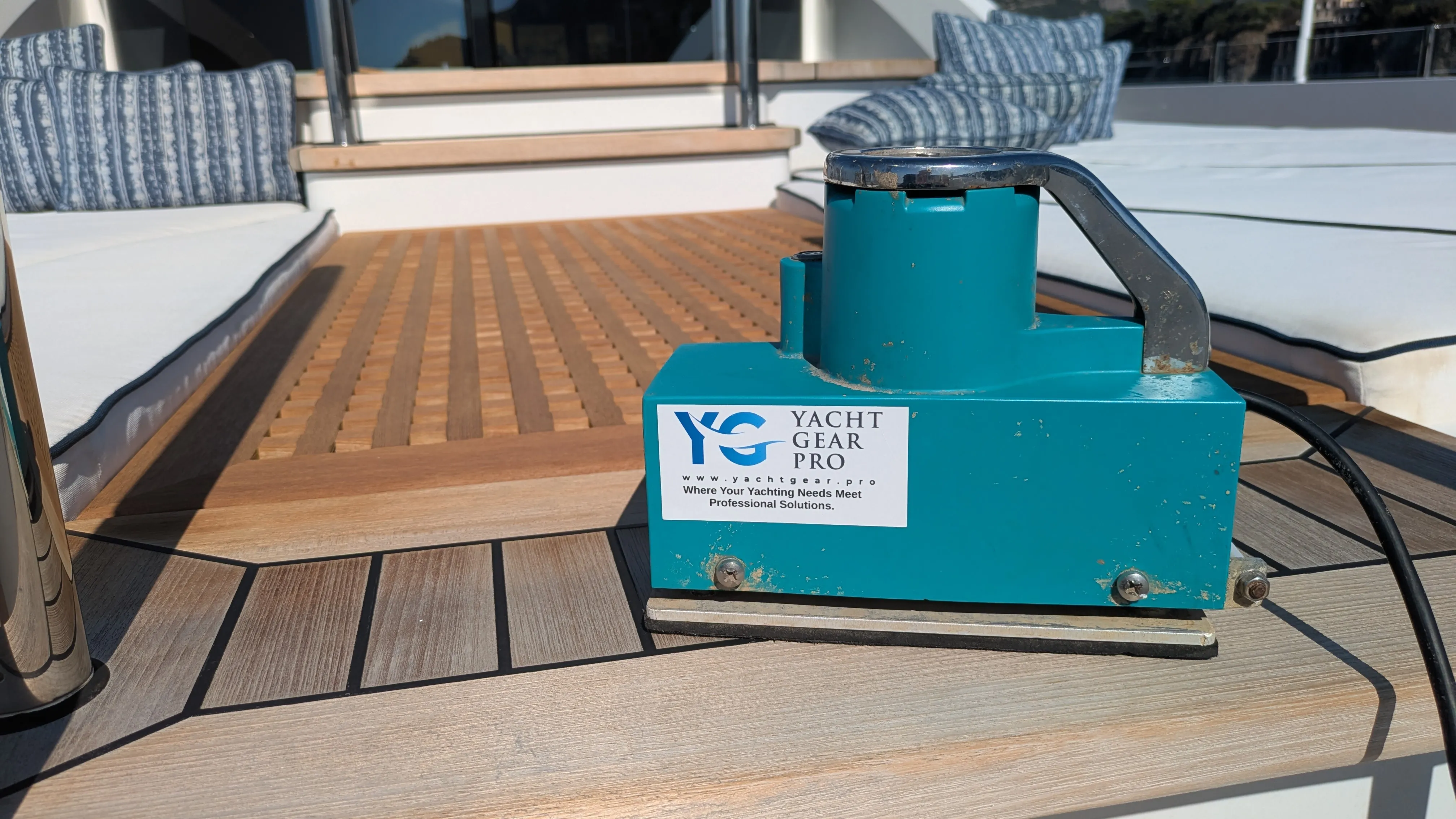 Small deck scrubbing machine deckie