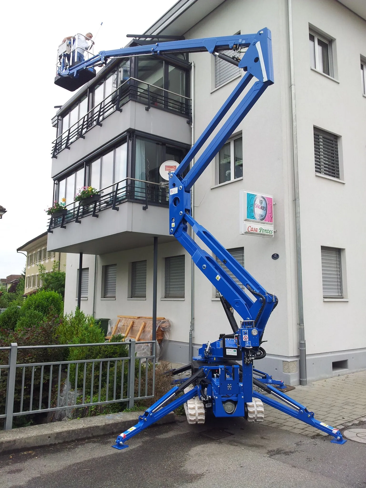 Raupenbühne / Raupenscherenbühne