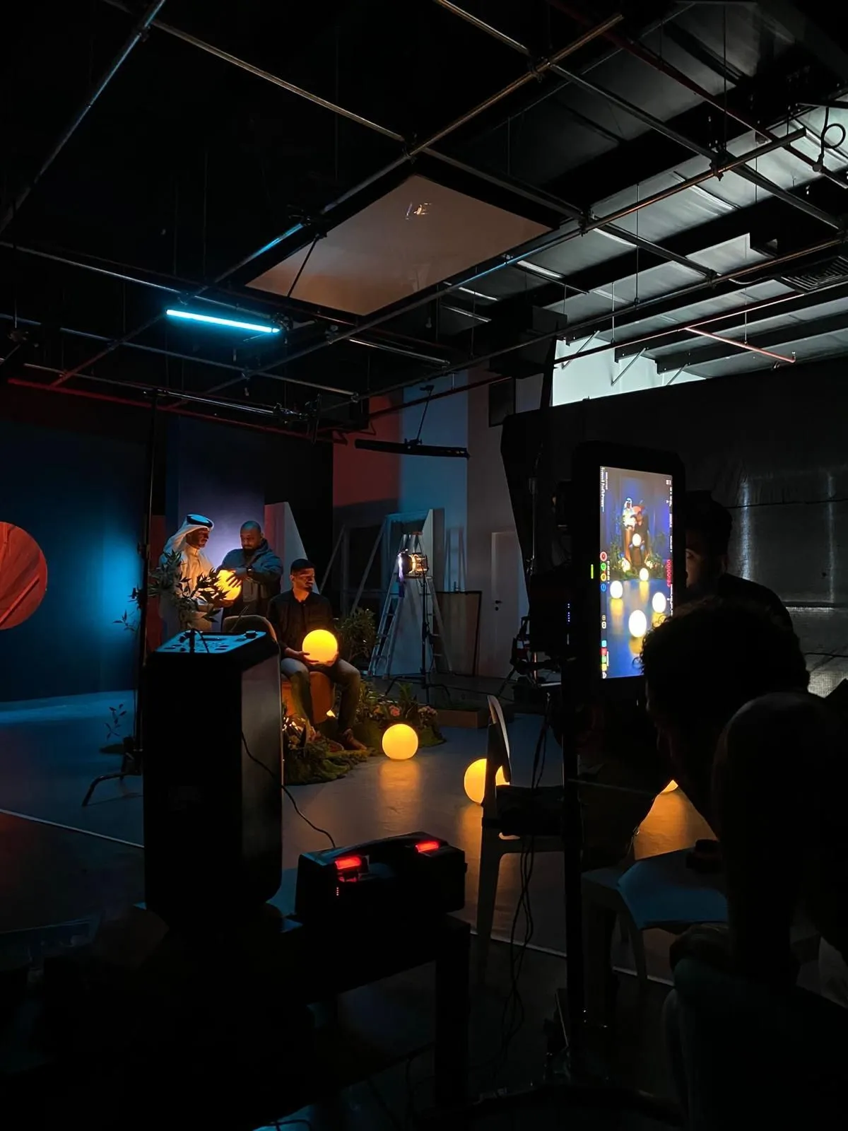 INCULDING STUDIO LIGHTS + GAFFER + BEST BOY (8 Hours)