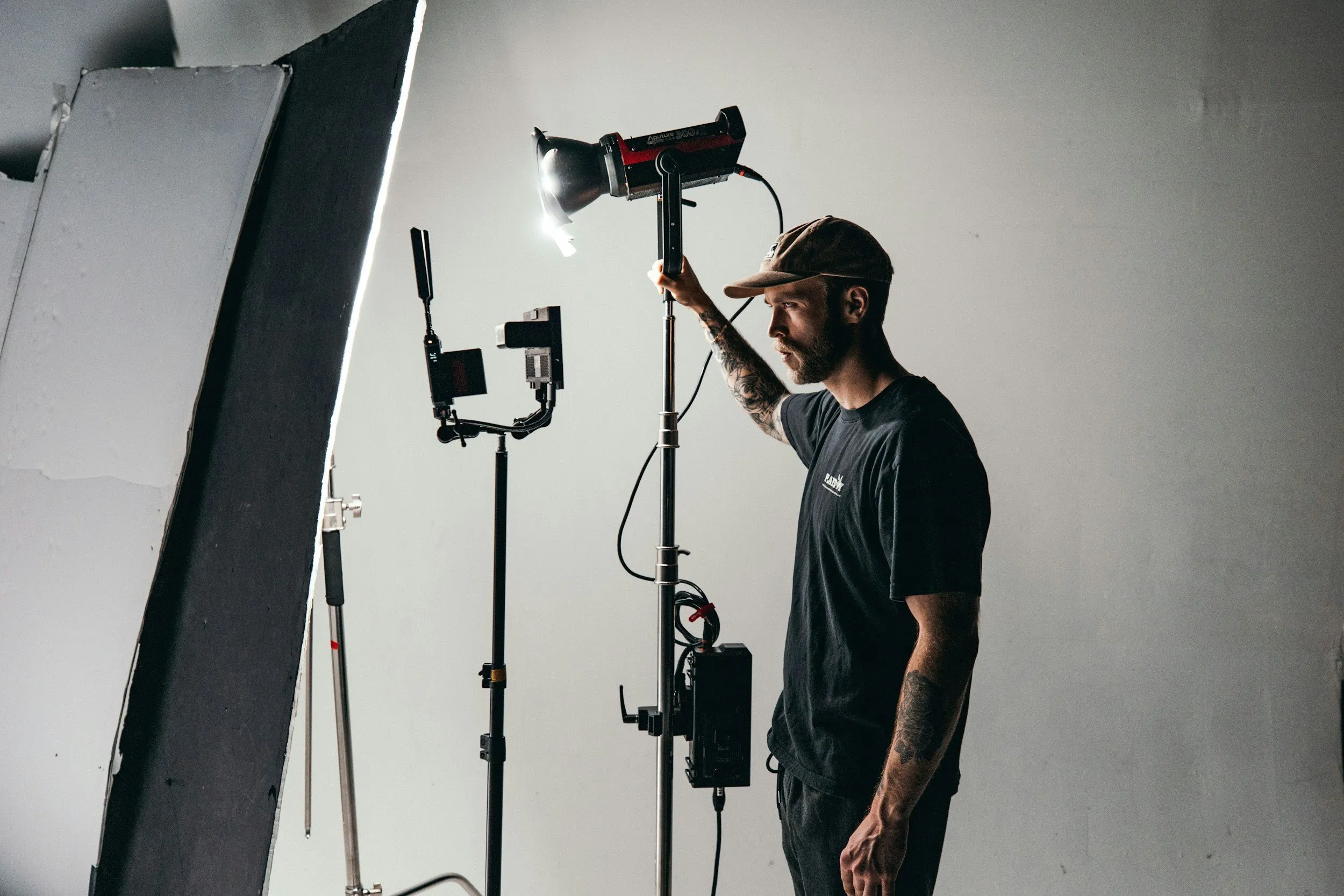 INCULDING STUDIO LIGHTS + GAFFER + BEST BOY (4 Hours)