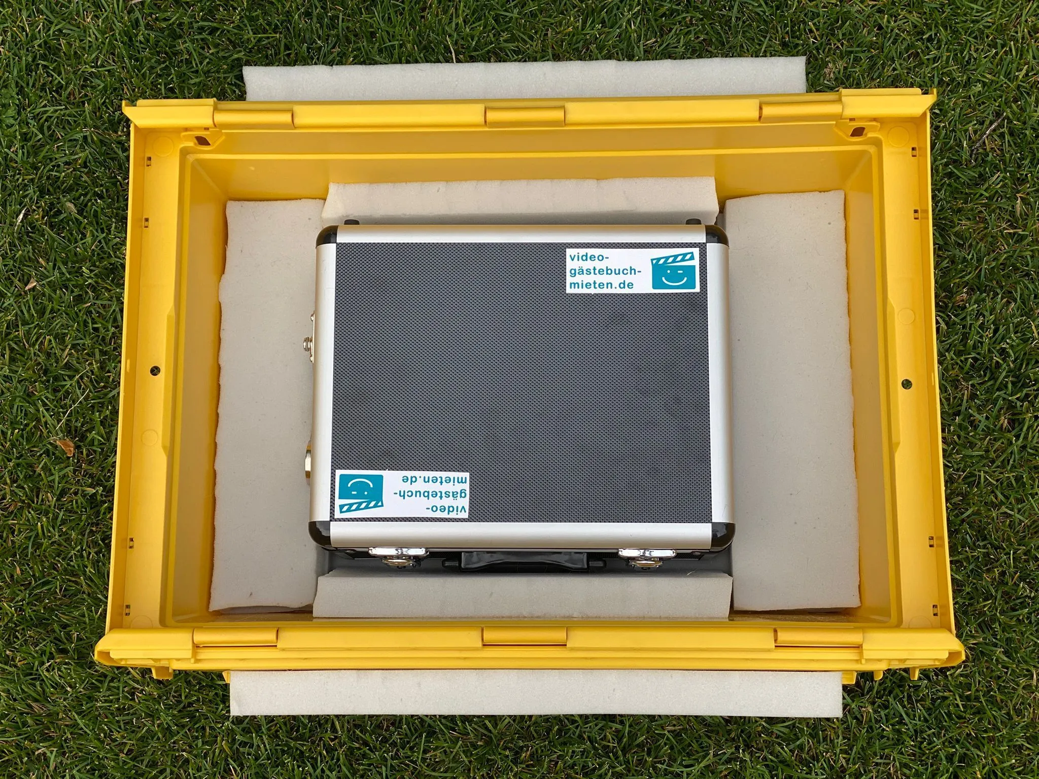 Gut gepolsterte Versandbox für das Videogästebuch, bereit für den versicherten DHL-Versand