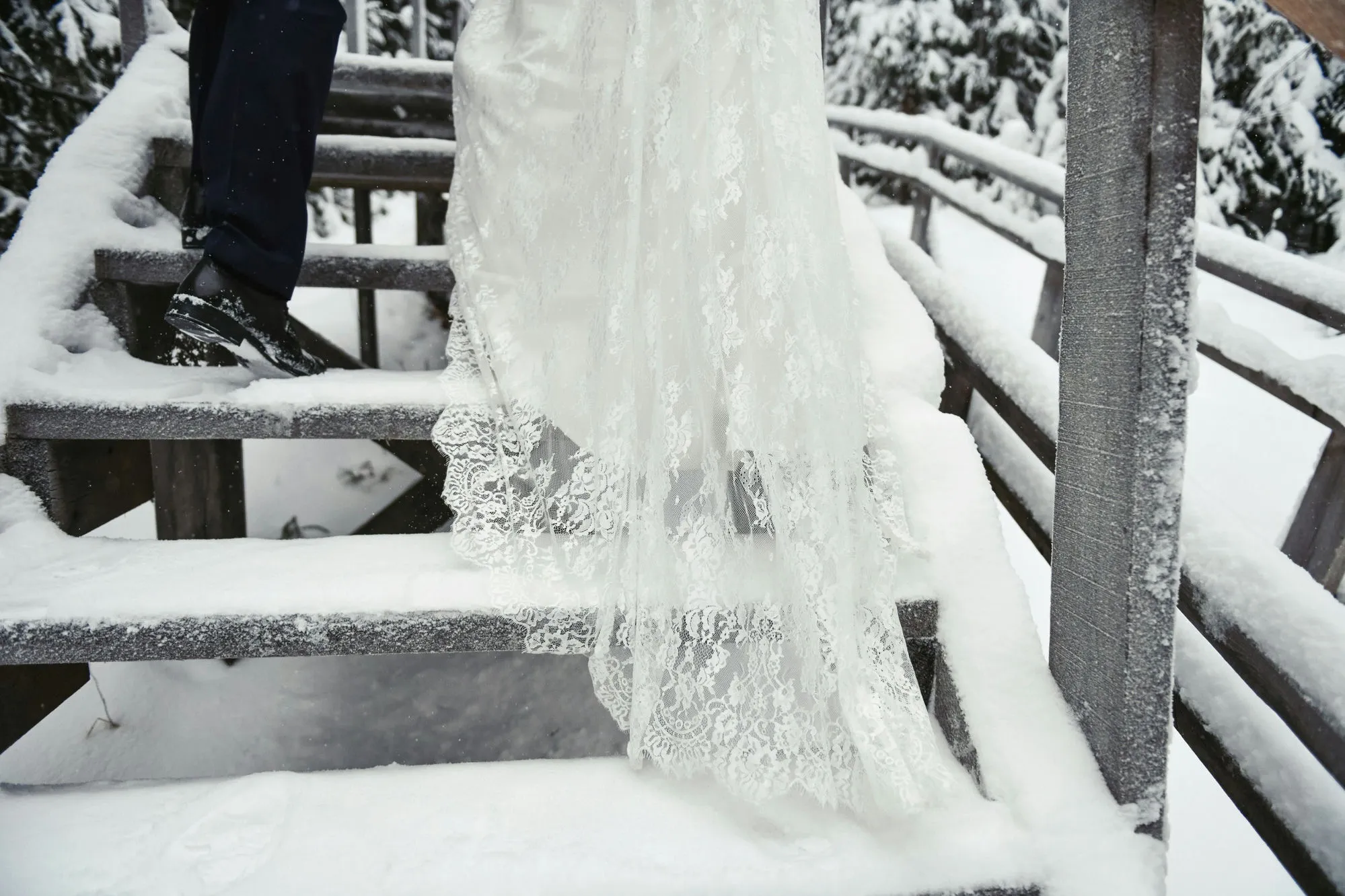Videogästebuch bei einer Herbst- und Winterhochzeit im warmen Kerzenlicht
