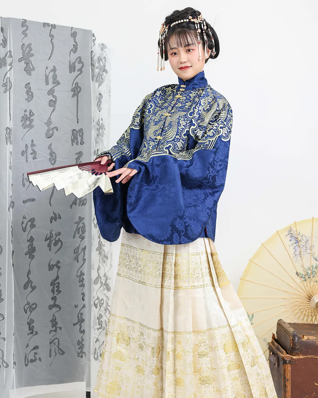 Gold brocade blue top and white Ma’mian skirt set 织金通肩蓝袄，织金白马面裙