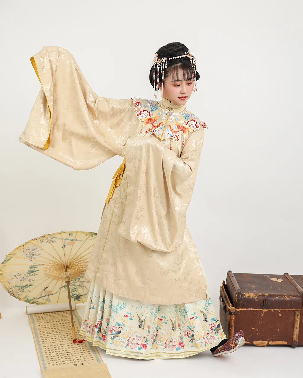 Embroidered gold fish motif yellow Yúnjiān set 绣花金鱼金色云肩套装