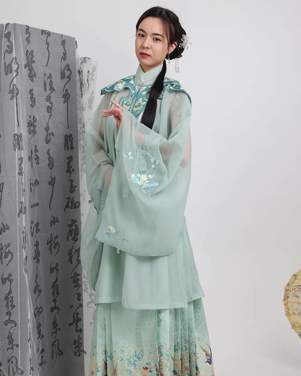 Embroidered green Yúnjiān set 绣花绿云肩纱衫套装