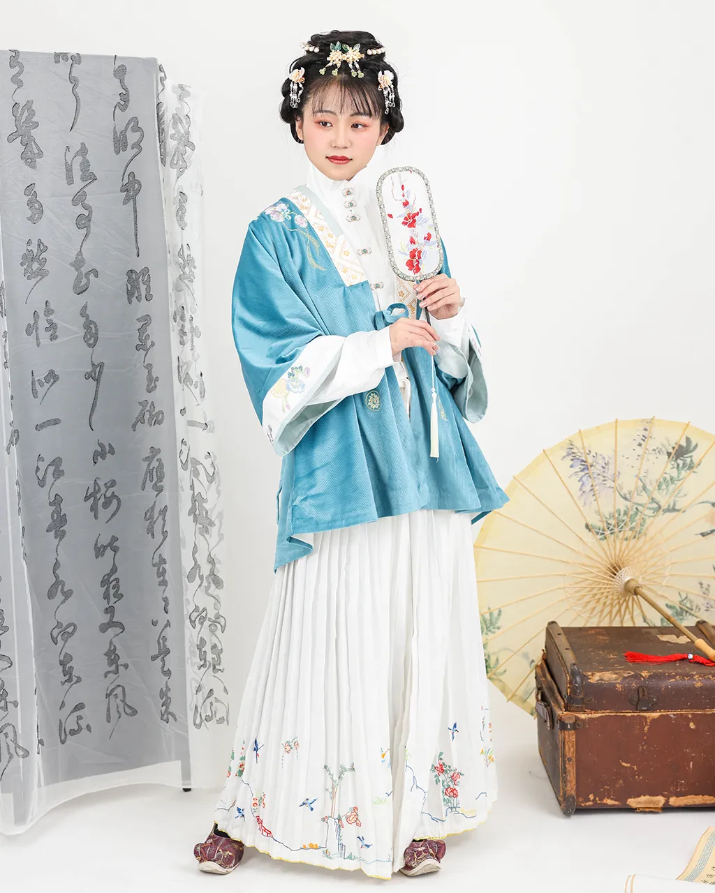 Embroidered blue half-sleeve top and white skirt set 绣花雀蓝丝绒半袖百褶花鸟裙套装