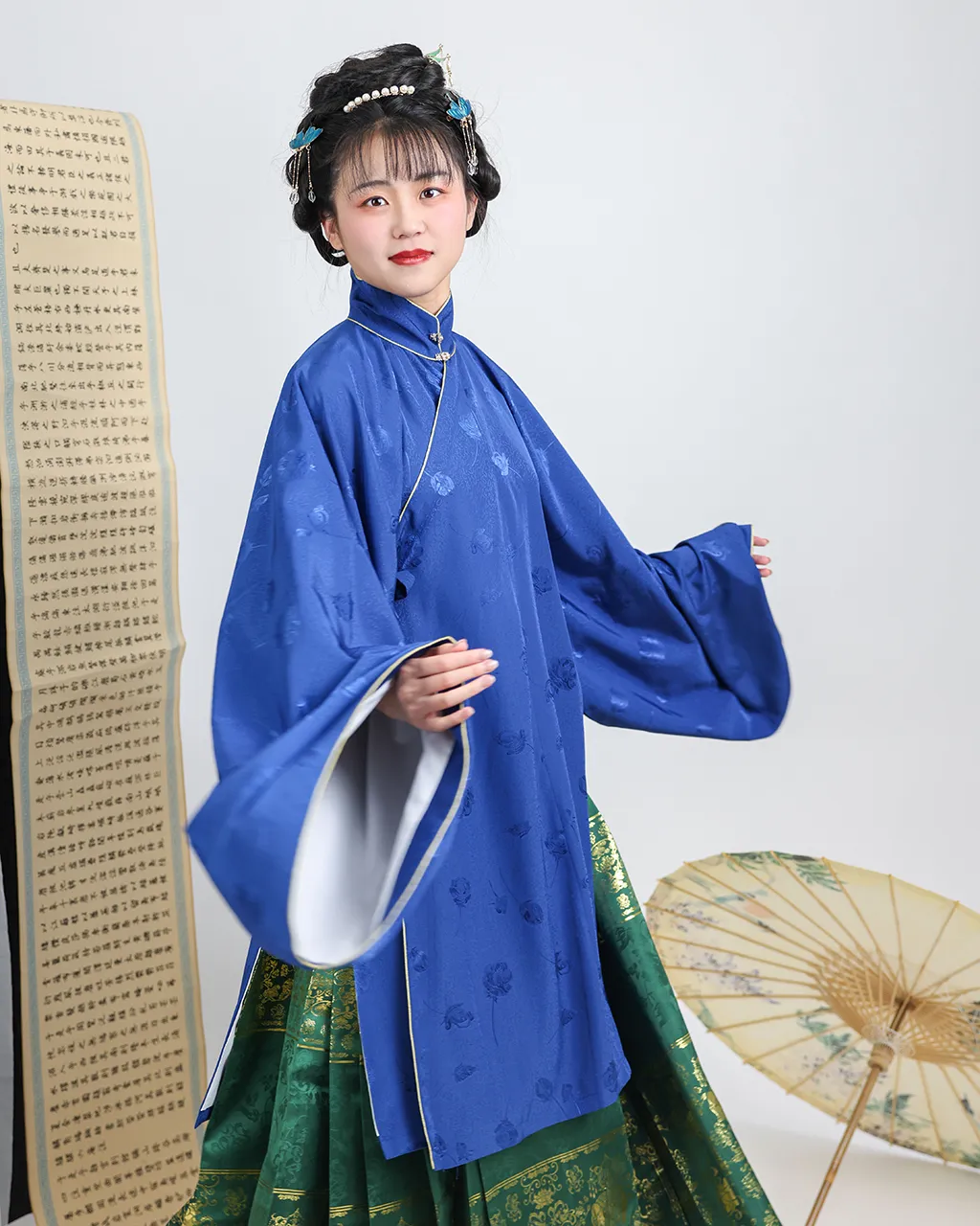 Blue high-collar top and green Ma’mian skirt set 竖领斜襟蓝长袄，绿织金马面裙
