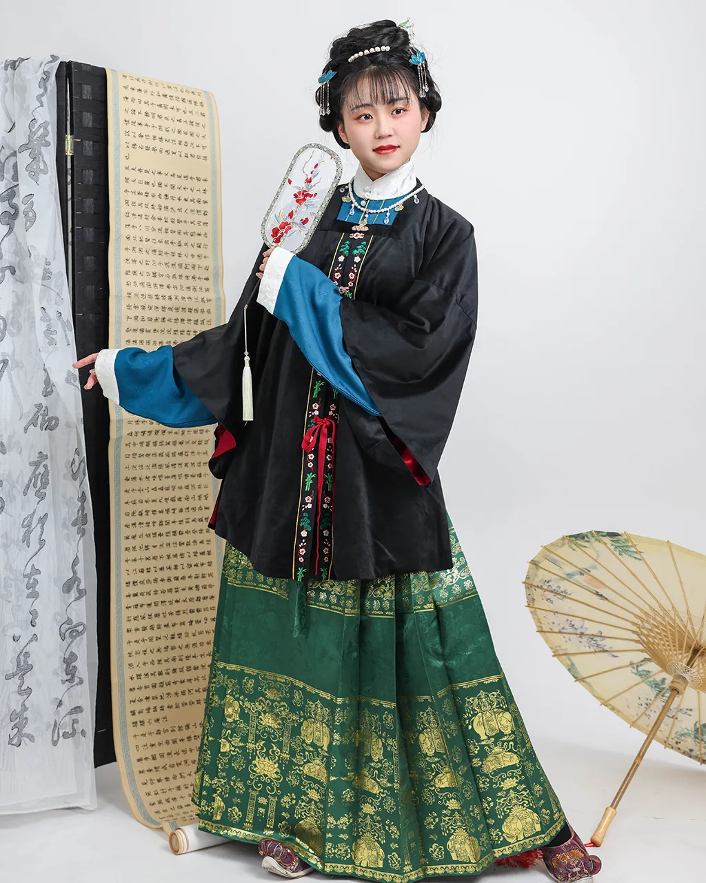 Embroidered black velvet coat and green brocade Ma’mian skirt set 绣花眉子黑丝绒半袖，绿织金马面套装