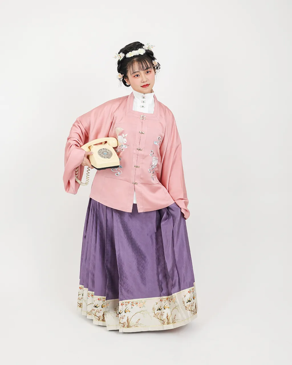 Embroidered pink top and purple Ma’mian skirt set 绣花玉兔方领袄，紫花鸟马面裙